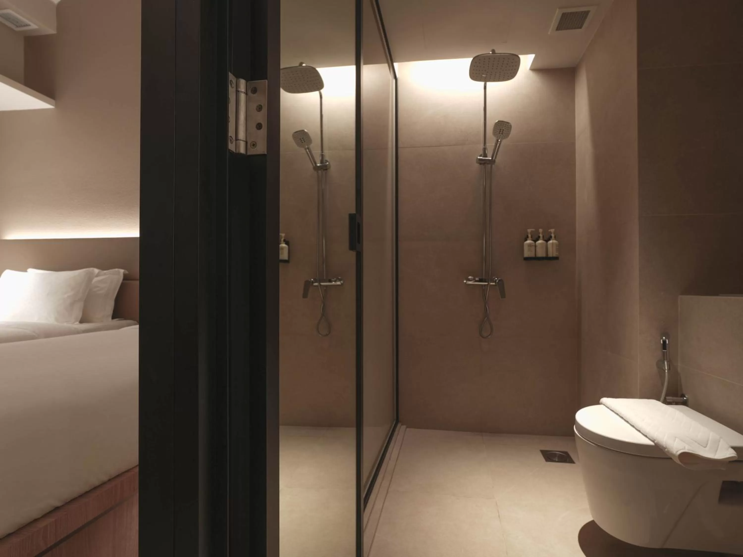 Shower, Bed in Hotel 1900 Chinatown