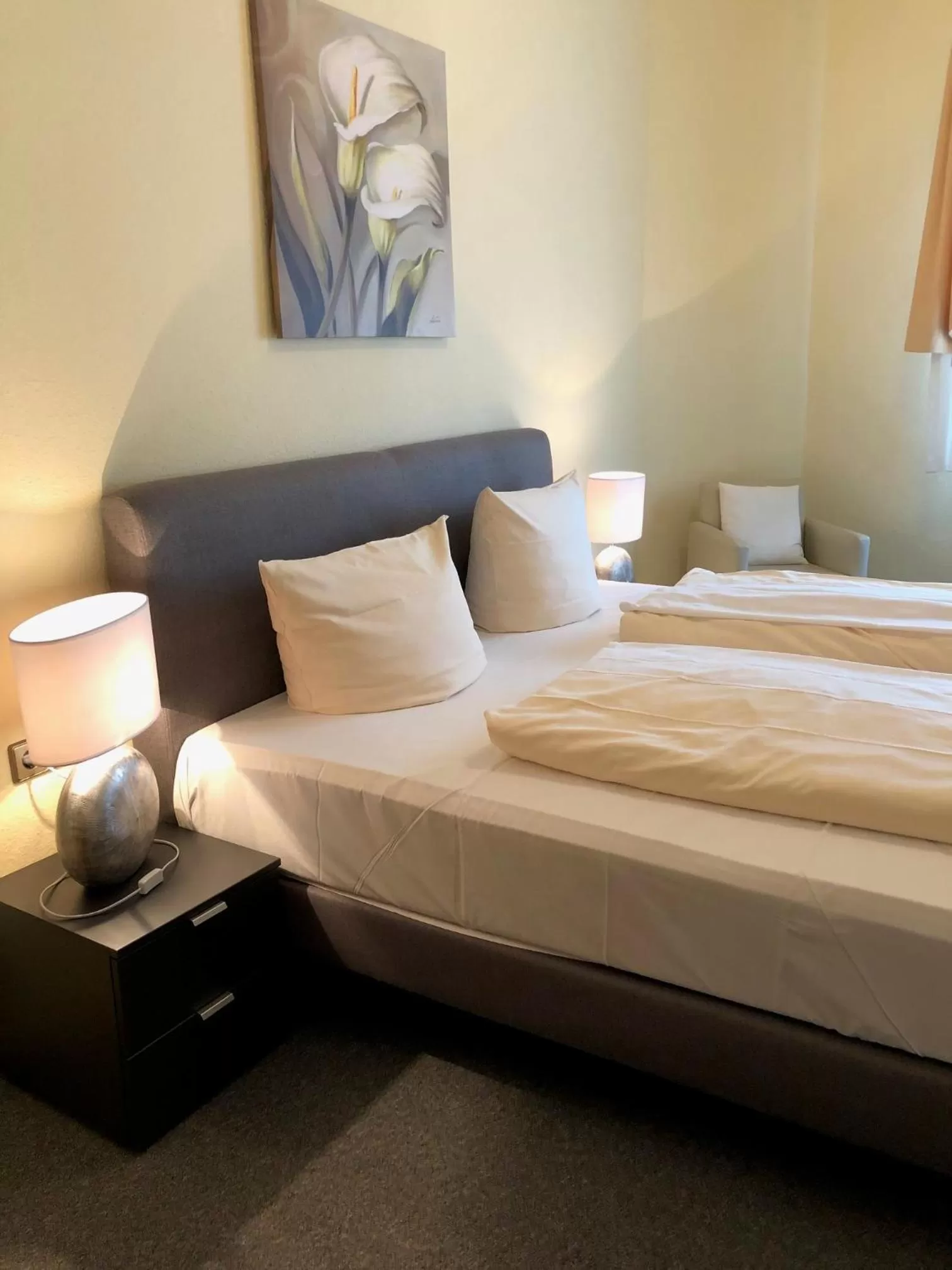 Photo of the whole room, Bed in Hotel Rose Heidelberg inklusive Frühstück, Saunanutzung und Parkplätze nach Verfügbarkeit