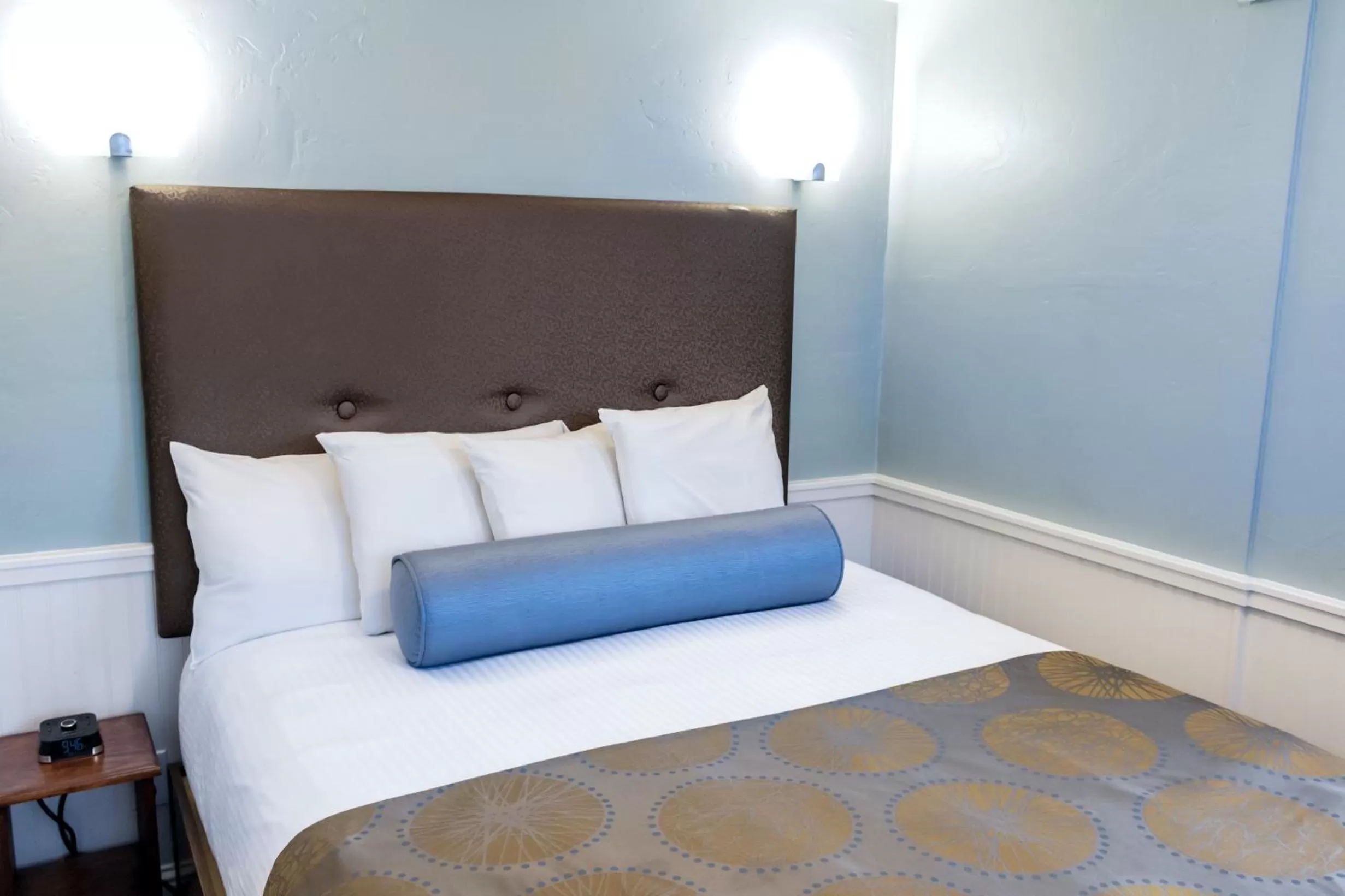 Bed in Ocean Echo Inn & Beach Cottages