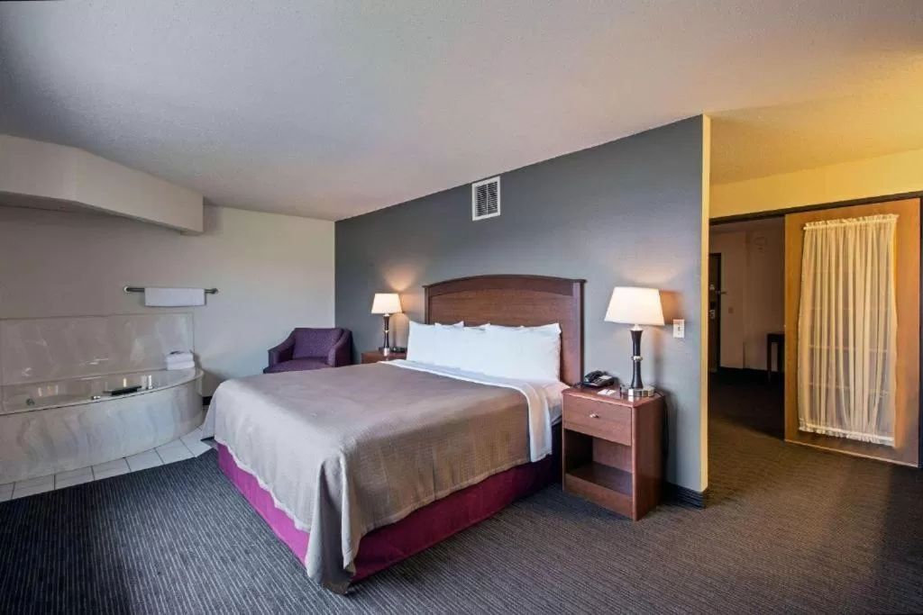 King Suite - Non-Smoking in AmericInn by Wyndham Grundy Center