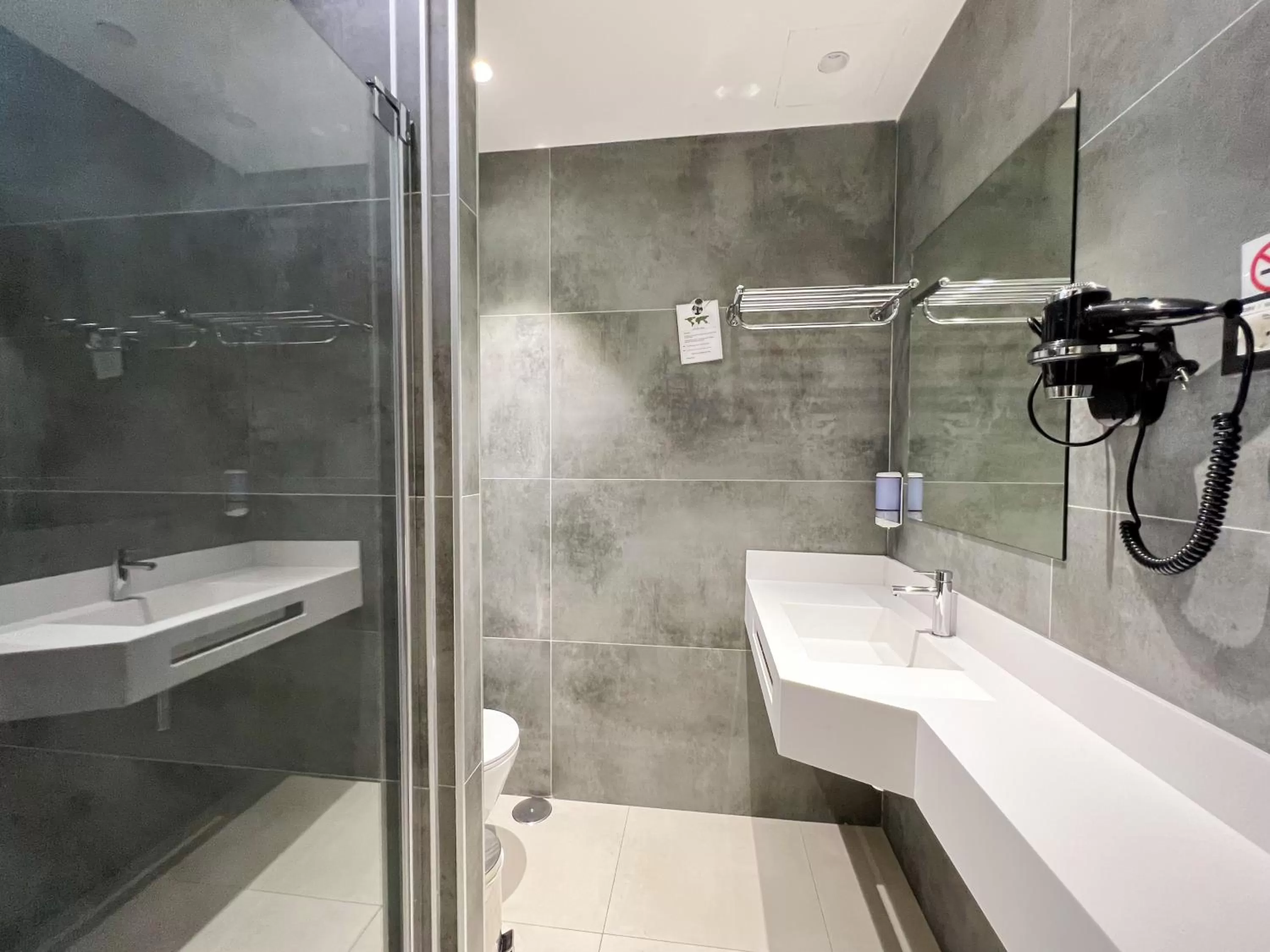 Bathroom in Hotel MG Poniente