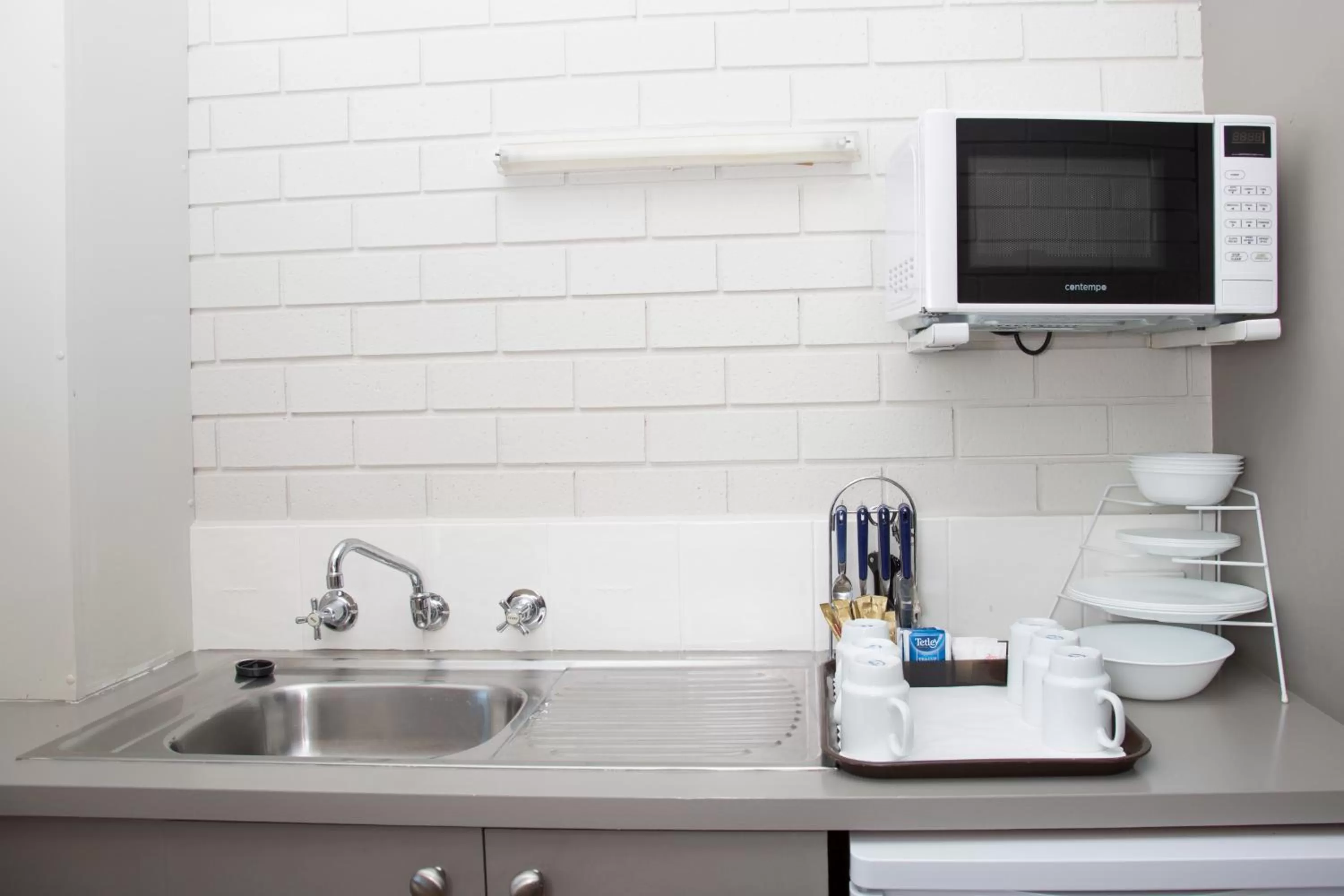 Kitchen or kitchenette in Crystal Fountain Motel Albury