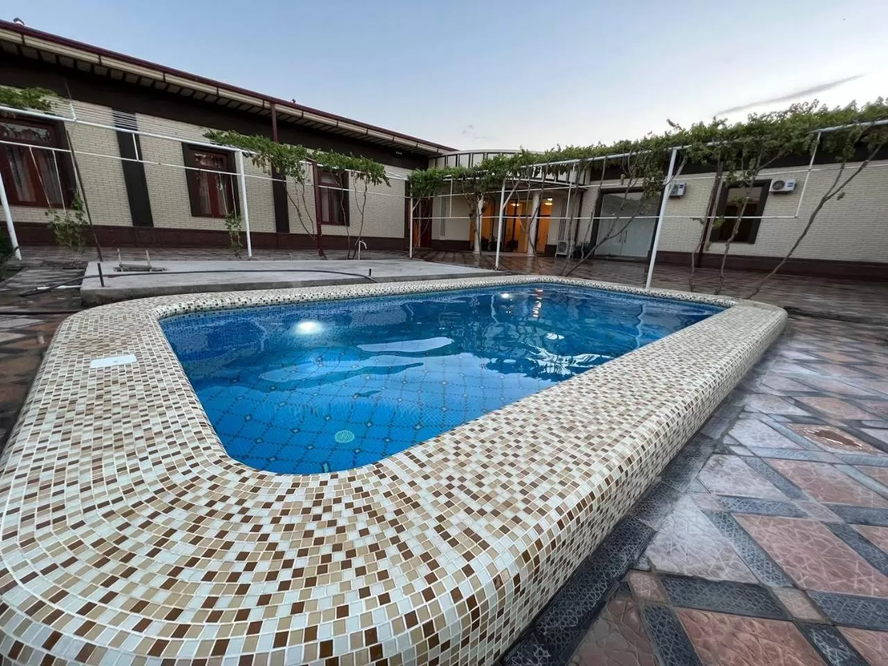 Swimming pool in Samarabonu Hotel