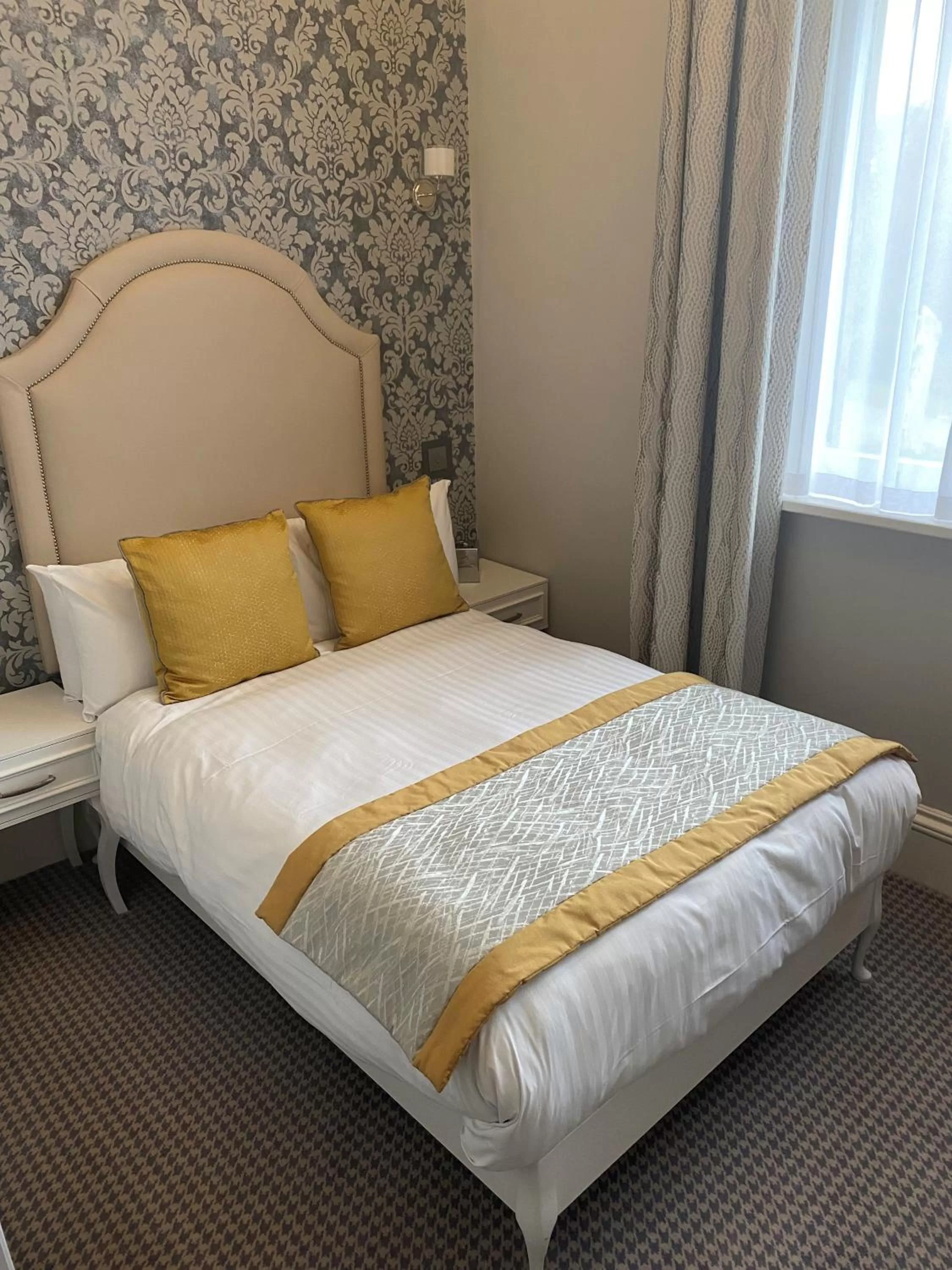 Bedroom, Bed in Wroxall Abbey Hotel