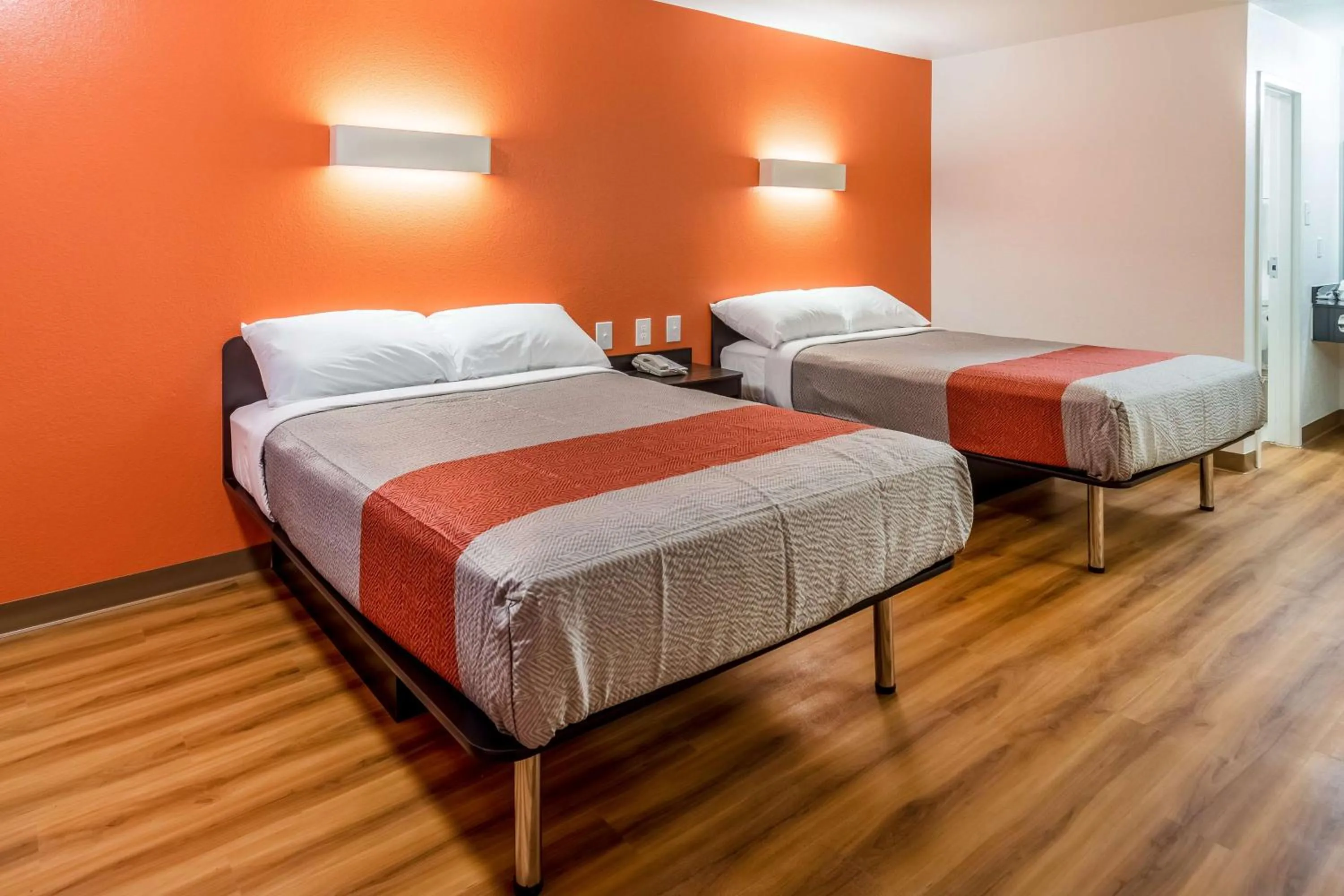 Photo of the whole room, Bed in Motel 6-Arlington, TX - UTA