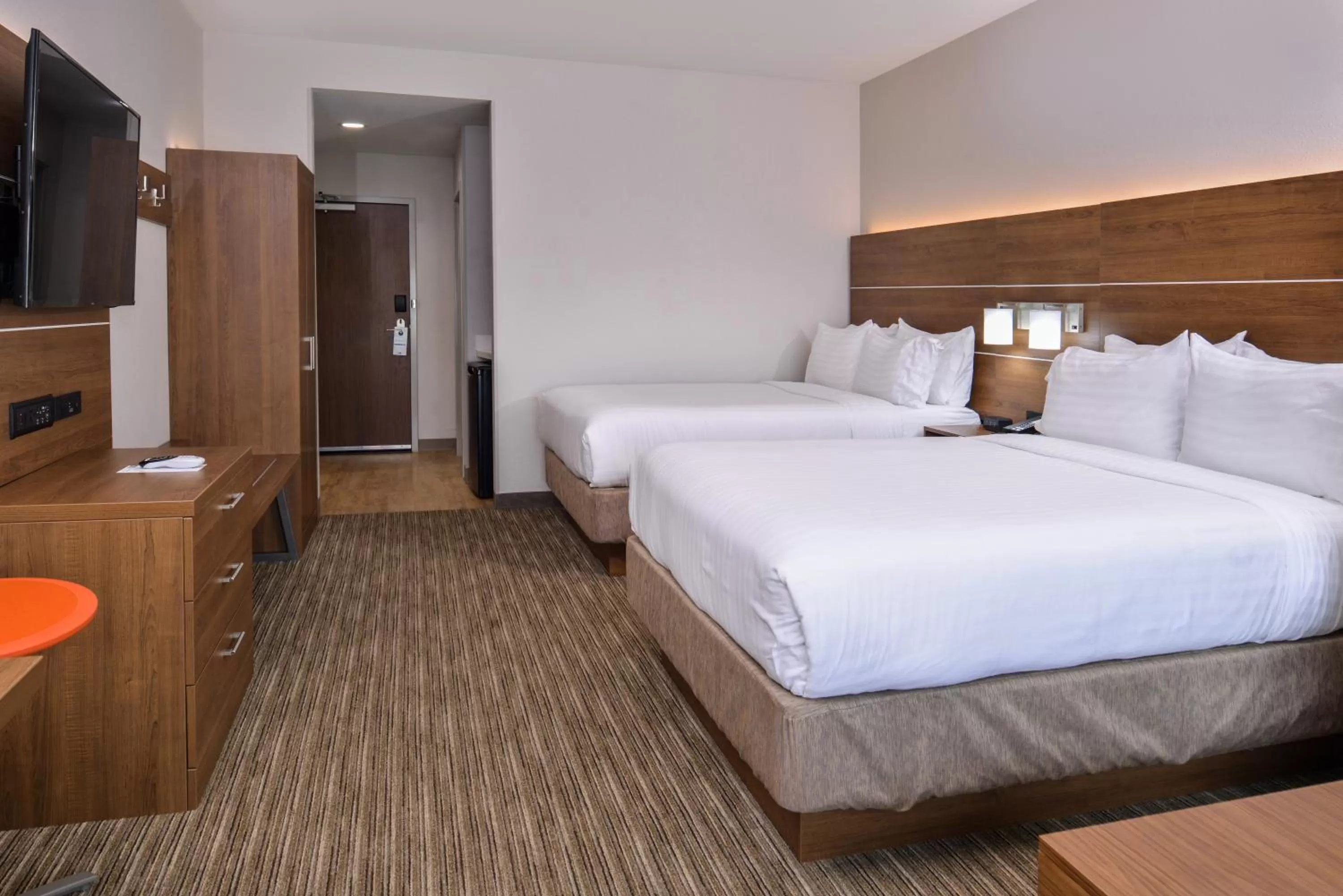 Photo of the whole room, Bed in Holiday Inn Express & Suites - Siloam Springs by IHG