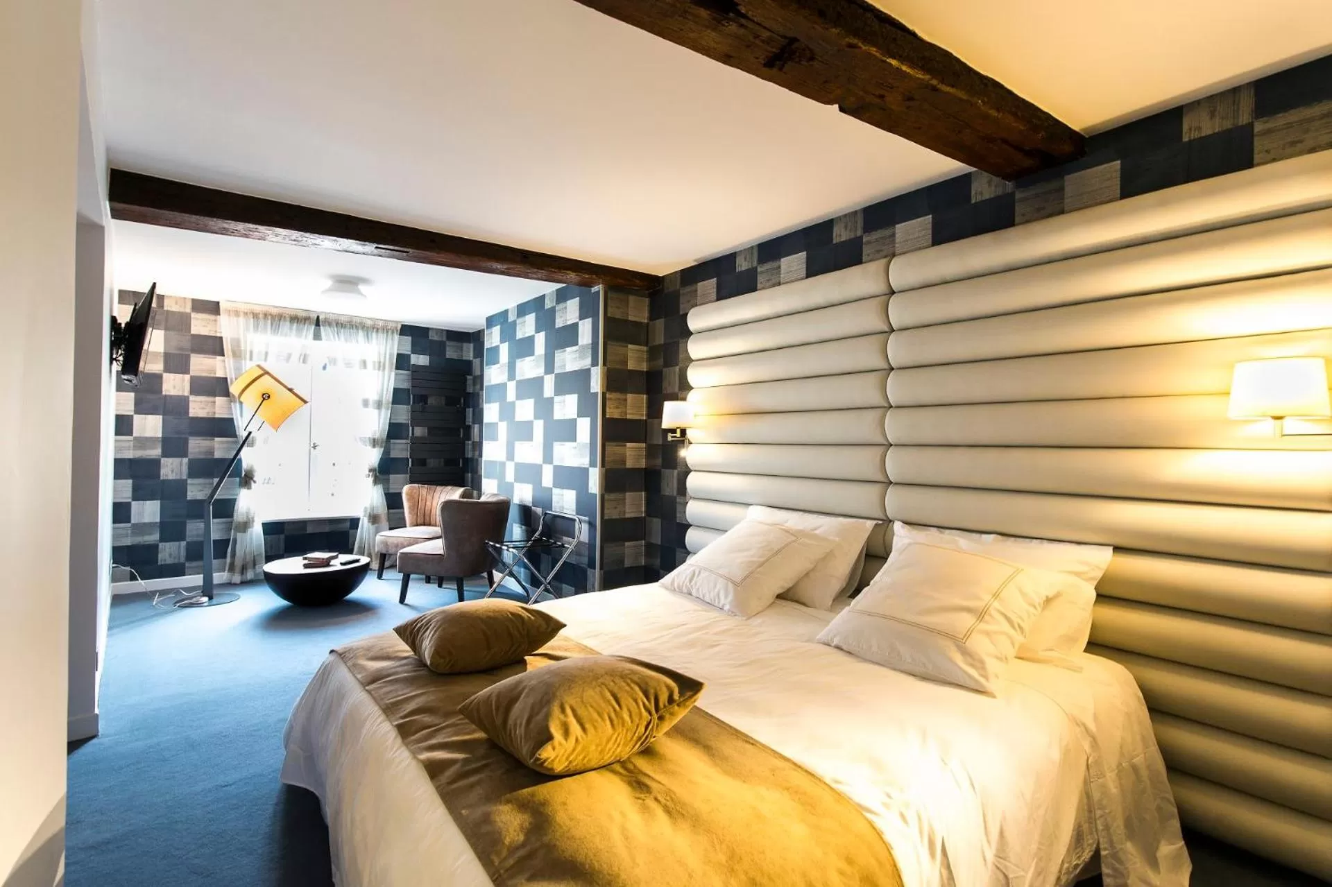 Photo of the whole room in Logis du Parvis ***Face Cathédrale/in front of the Cathedral***