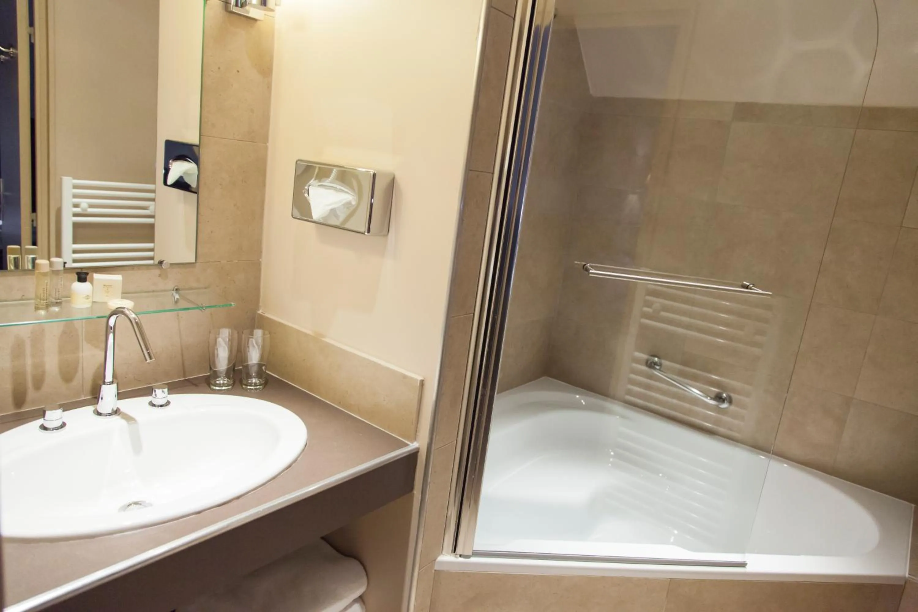 Shower in Logis Hostellerie des Clos et restaurant Bistrot des grands crus et Maison de la tour Chablis