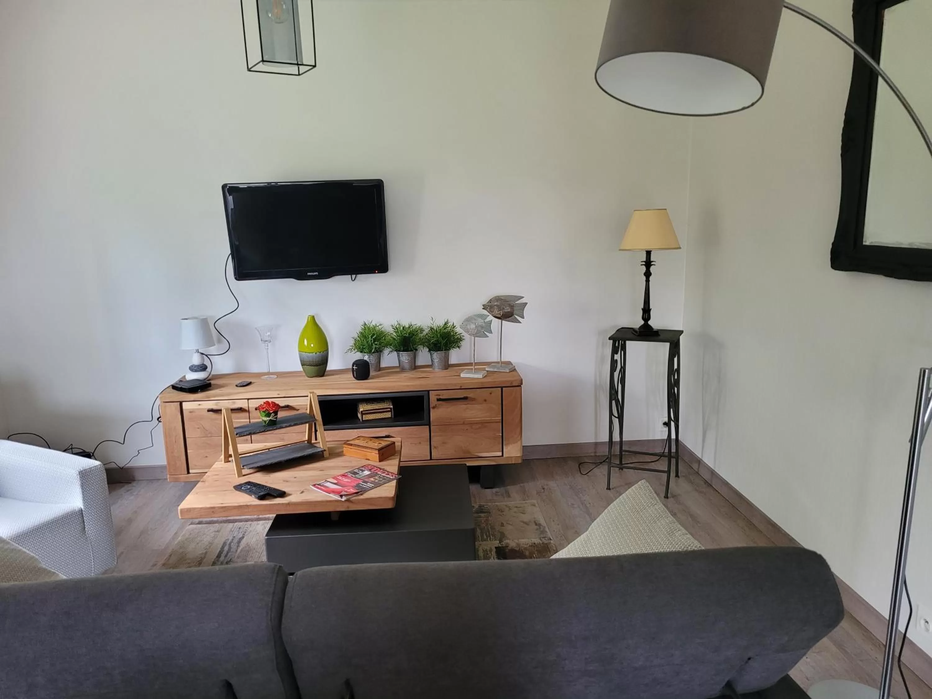 TV/Entertainment Center in Campagne à la Ville