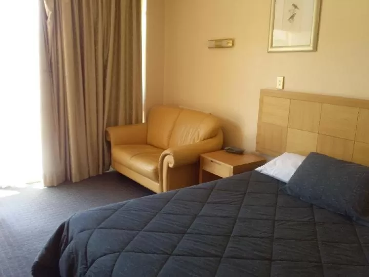 Property building, Bed in Desert Sand Motor Inn