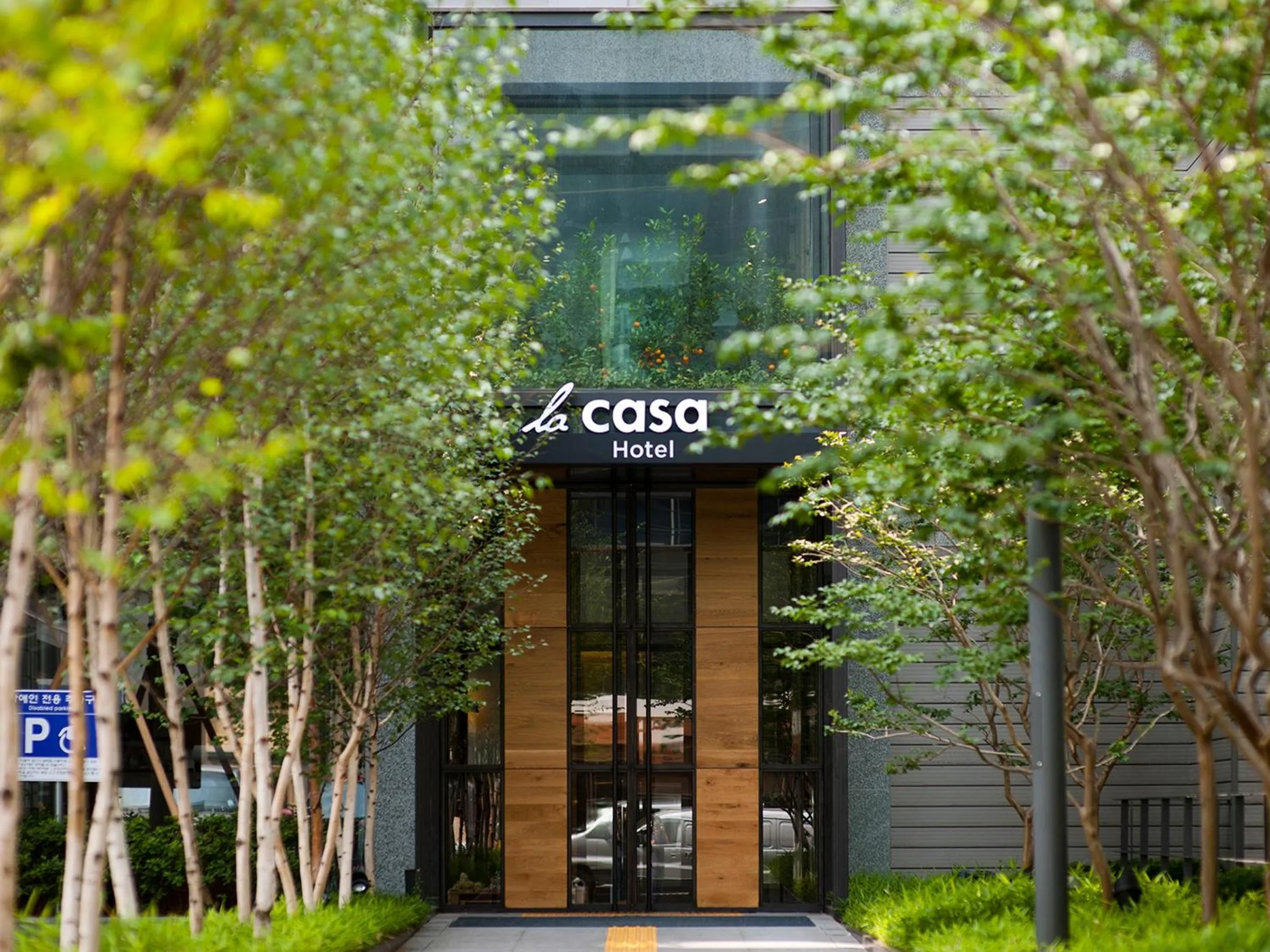 Facade/entrance in La Casa Hotel Seoul