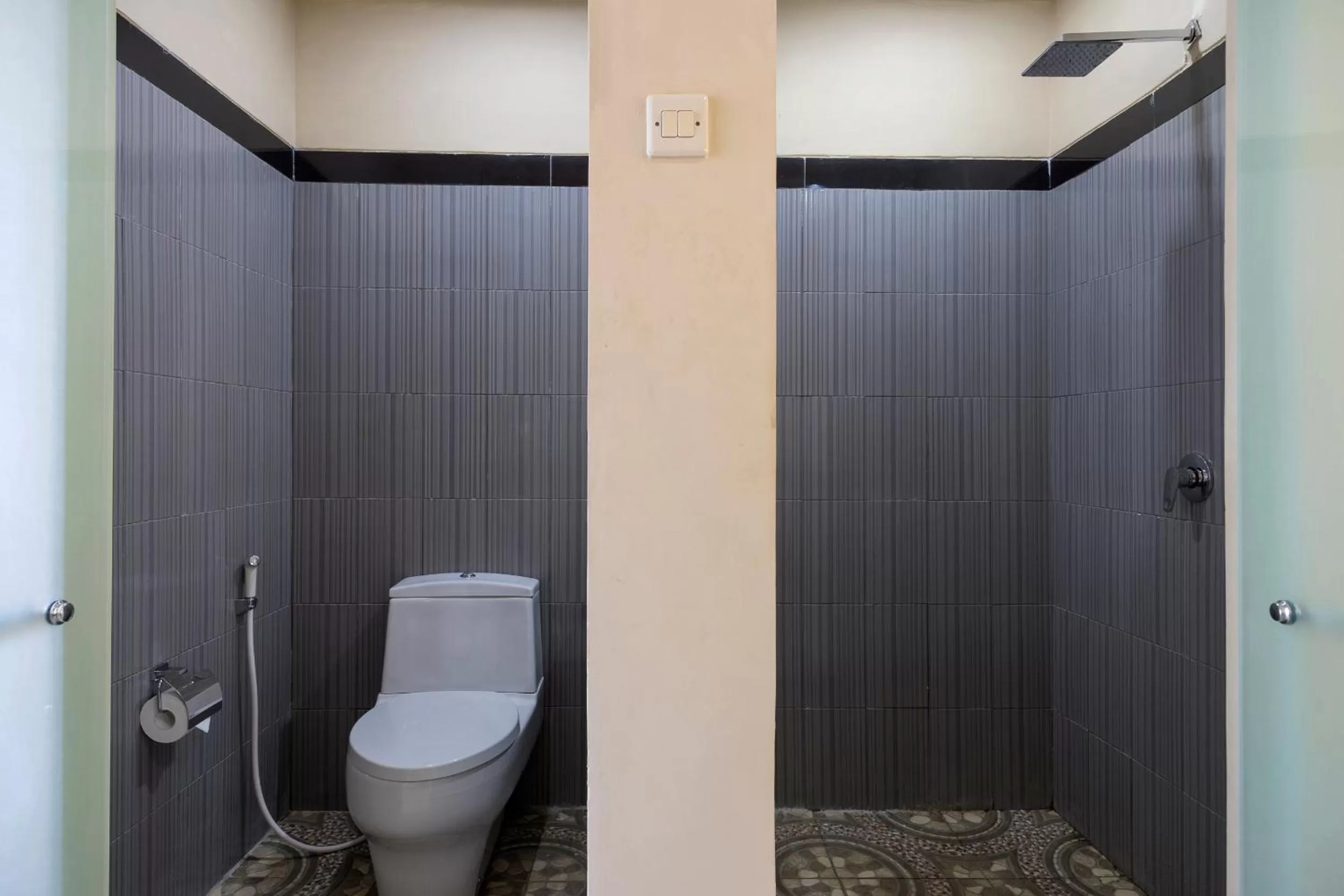 Shower in Semabu Hills Hotel Nusa Penida