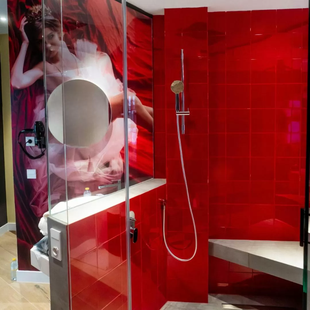 Shower, Bathroom in Hotel Avenue