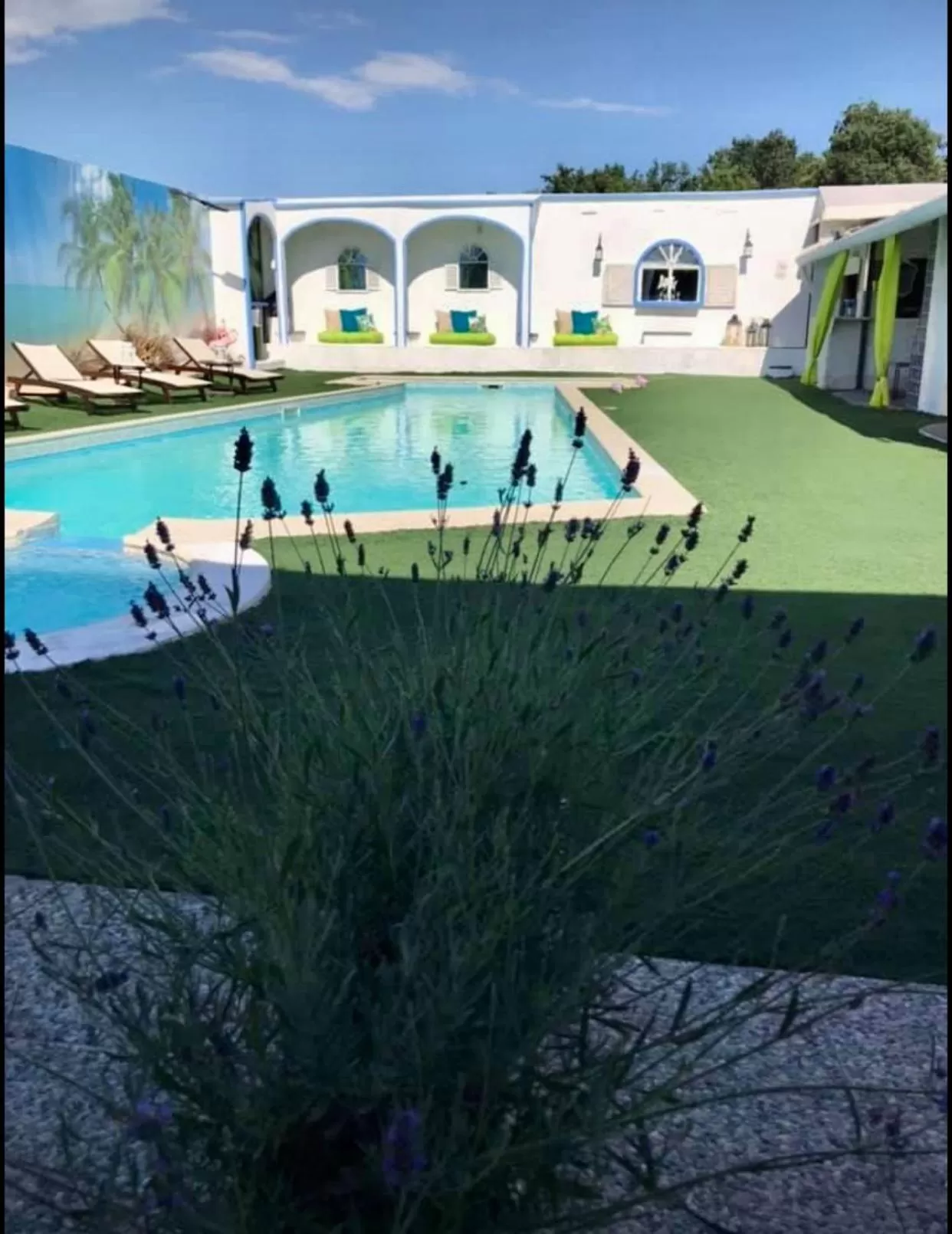 Swimming pool, Property Building in Lady Hamilton B&B