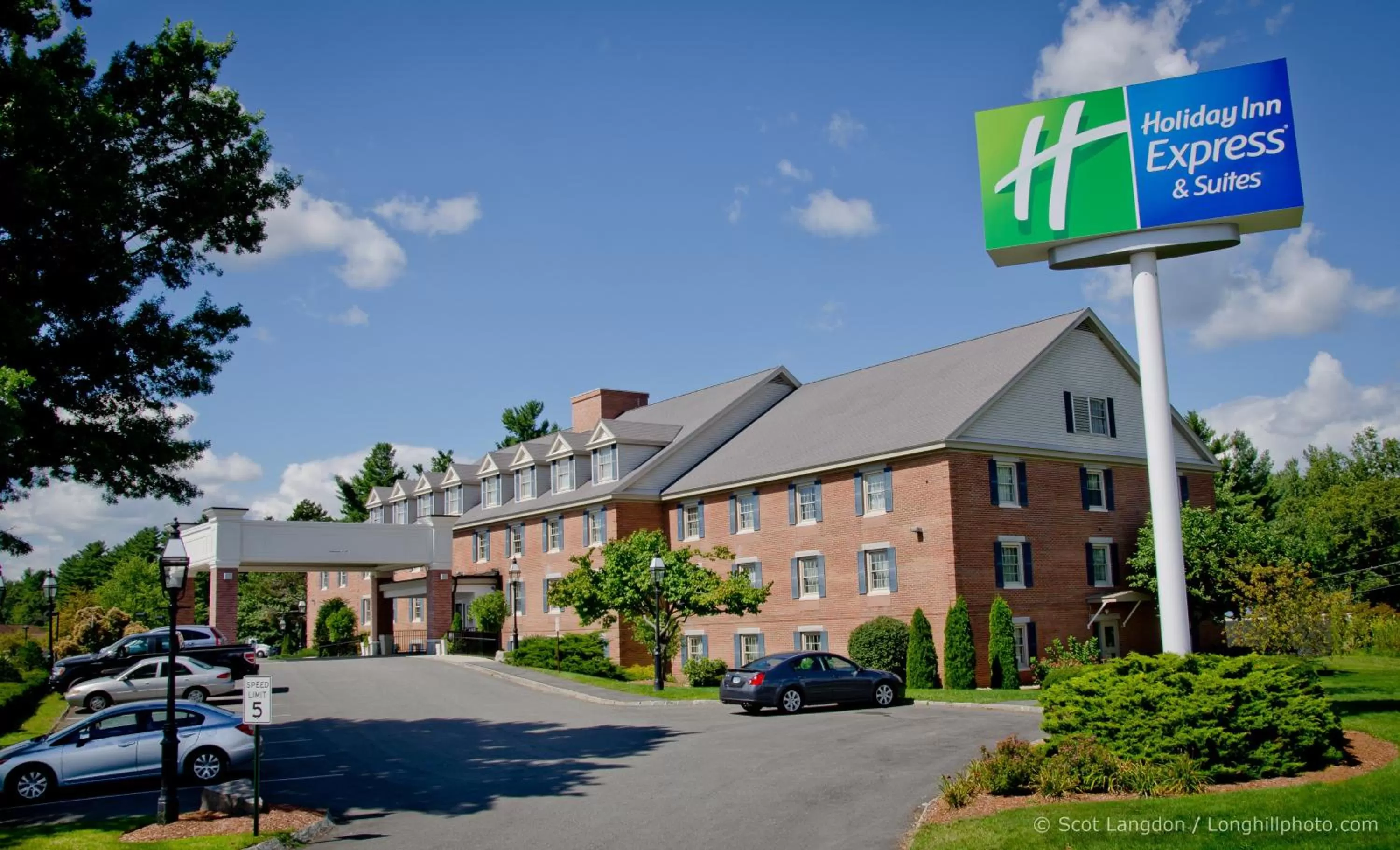 Property building in Holiday Inn Express and Suites Merrimack by IHG