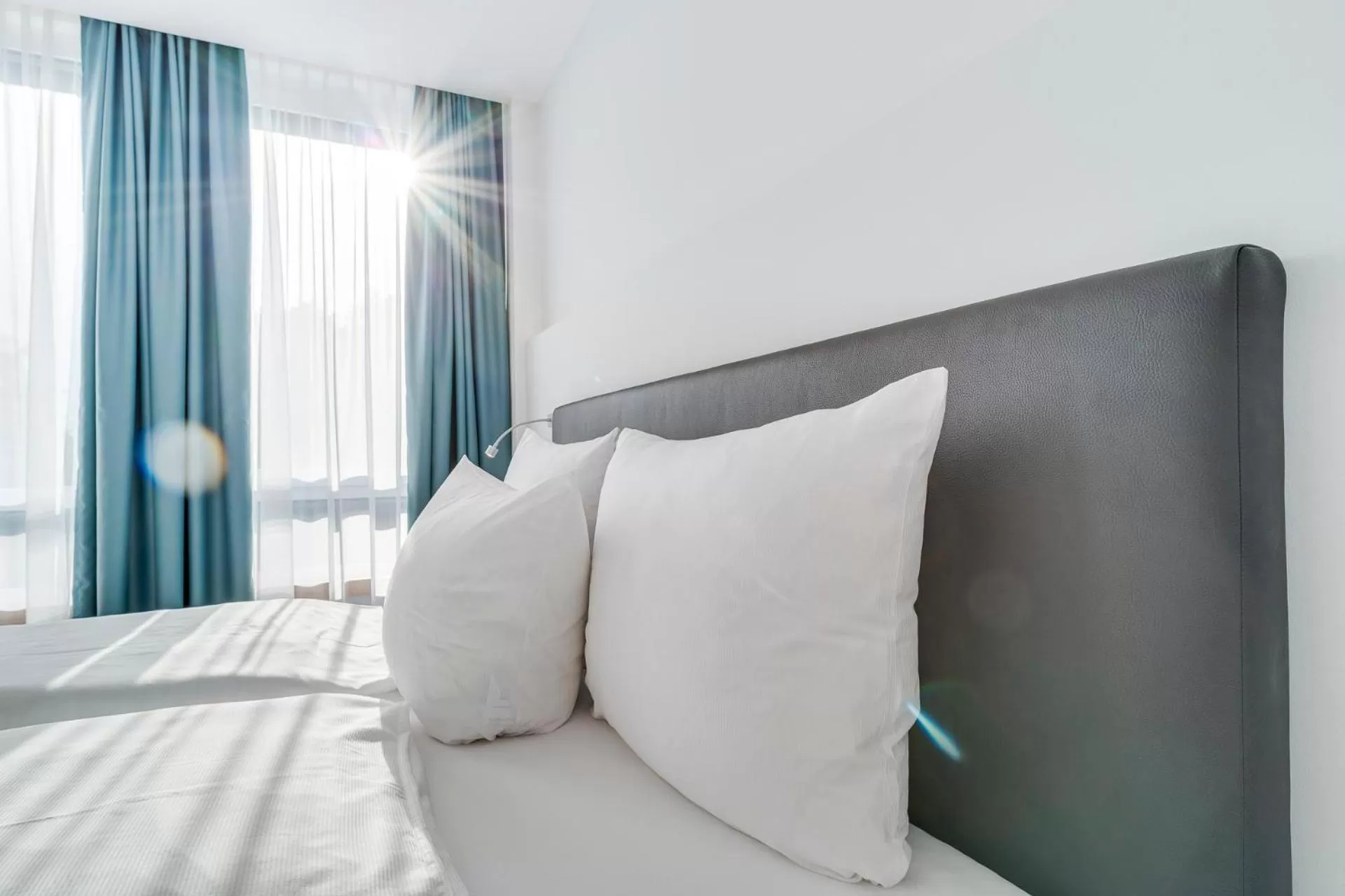 Photo of the whole room, Bed in Hotel-Etage Apfelrot