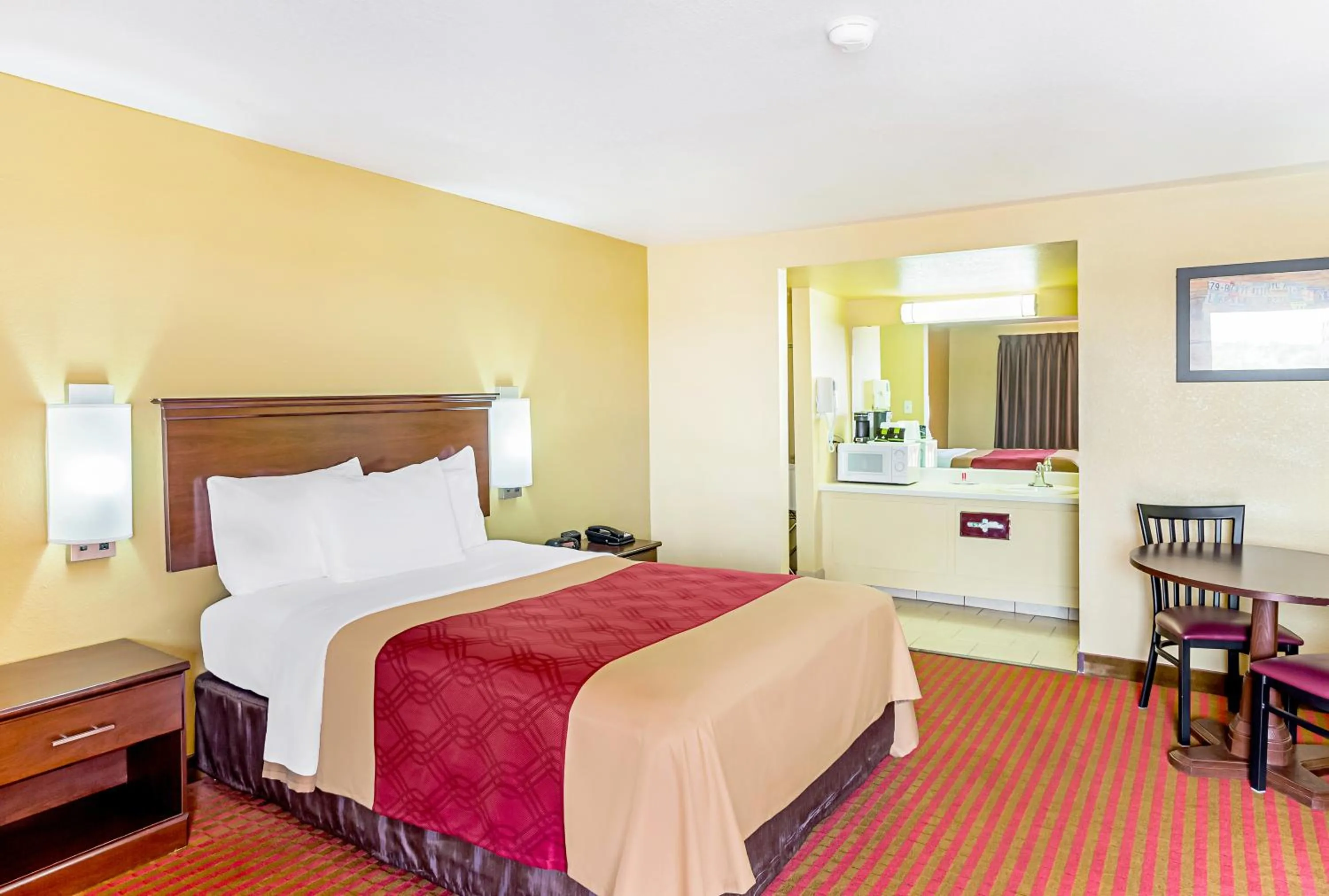 Bed in Econo Lodge McAlester