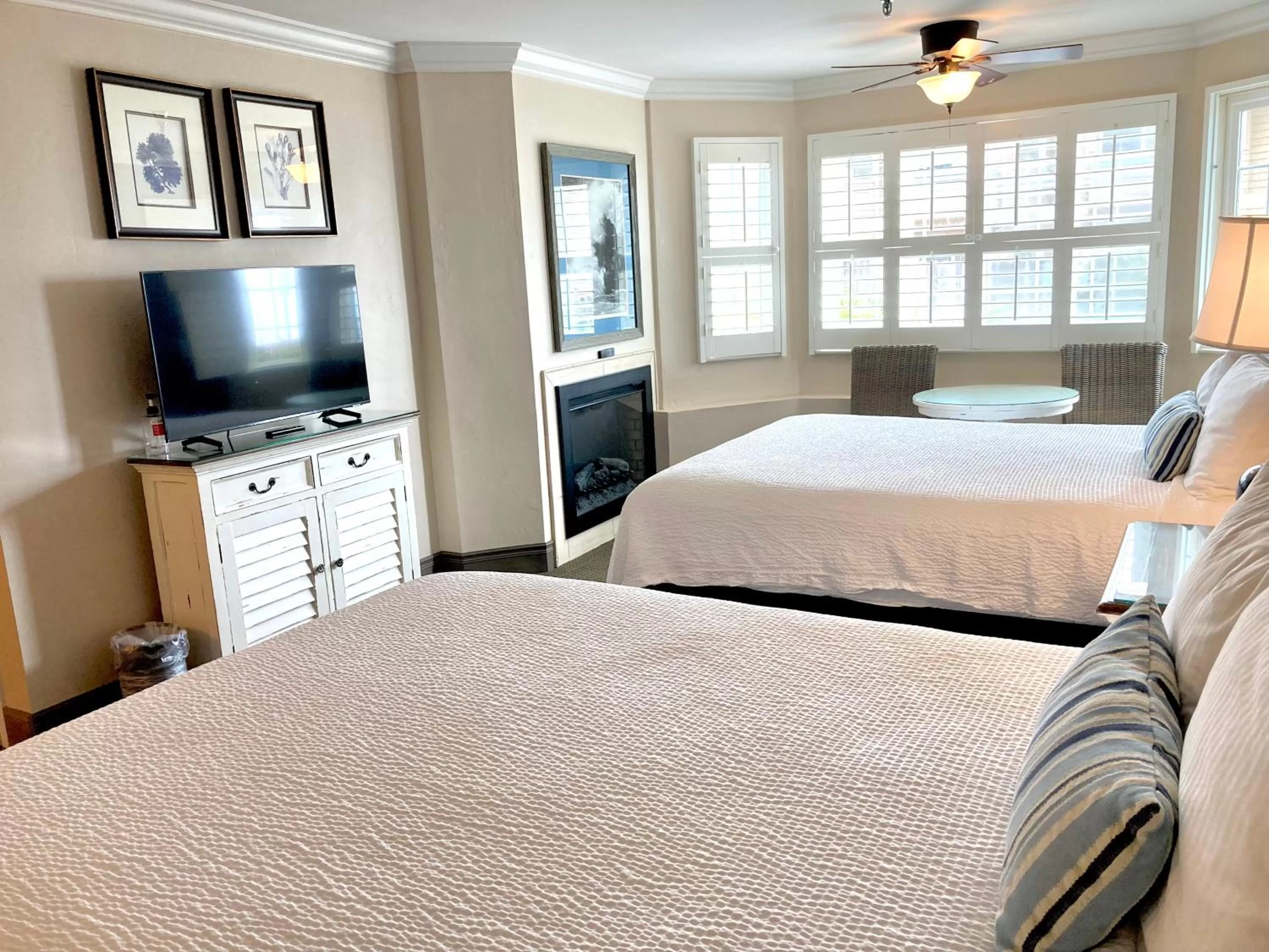 Bed in Sand Pebbles Inn