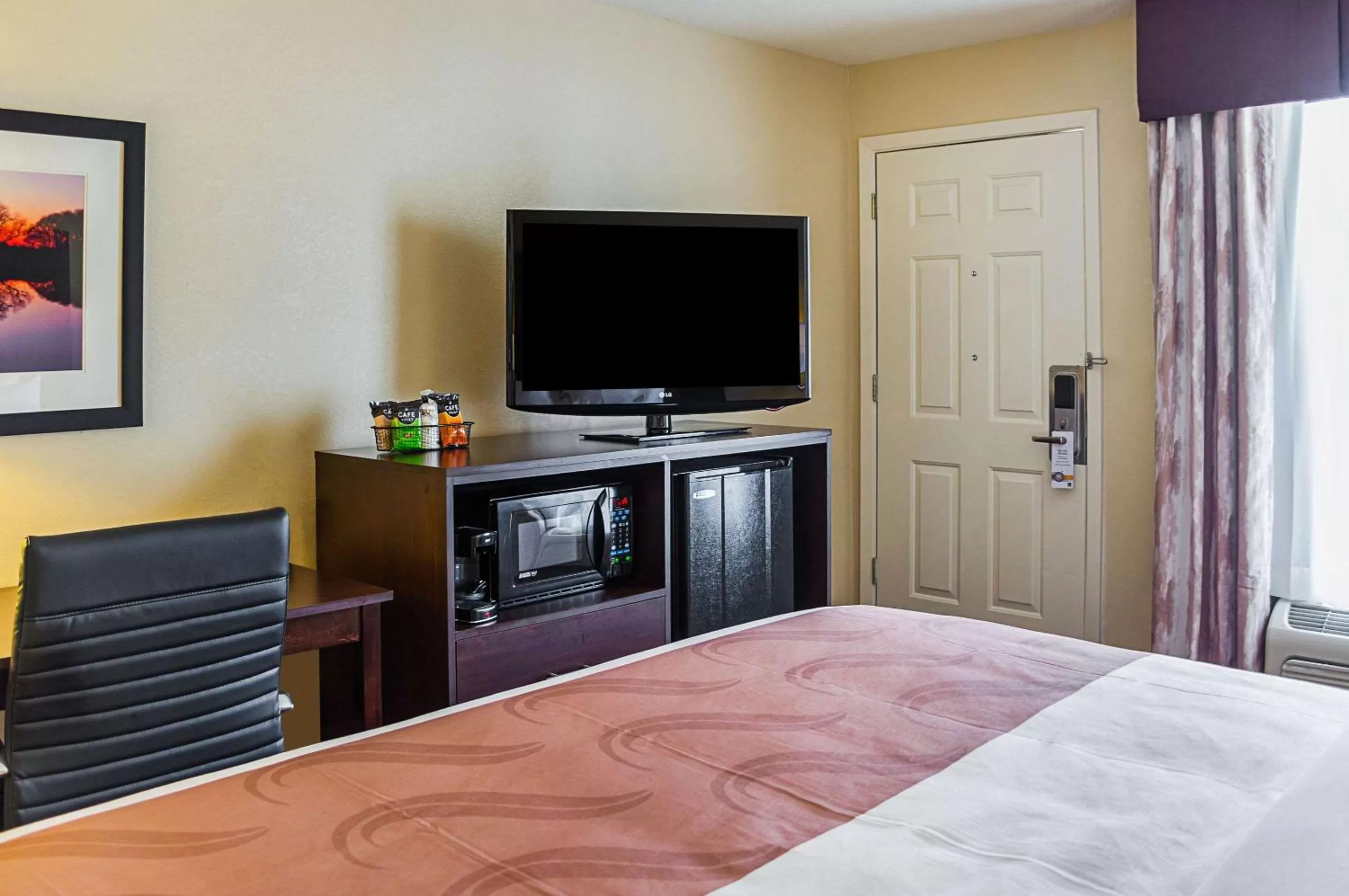 Photo of the whole room, Bed in Quality Inn Vicksburg