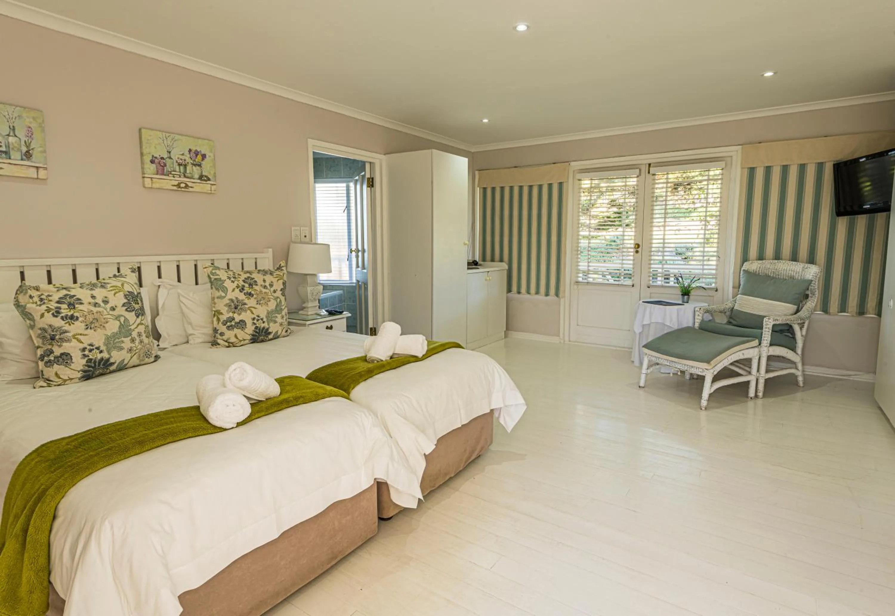 Queen Room - single occupancy in Brenton Beach House