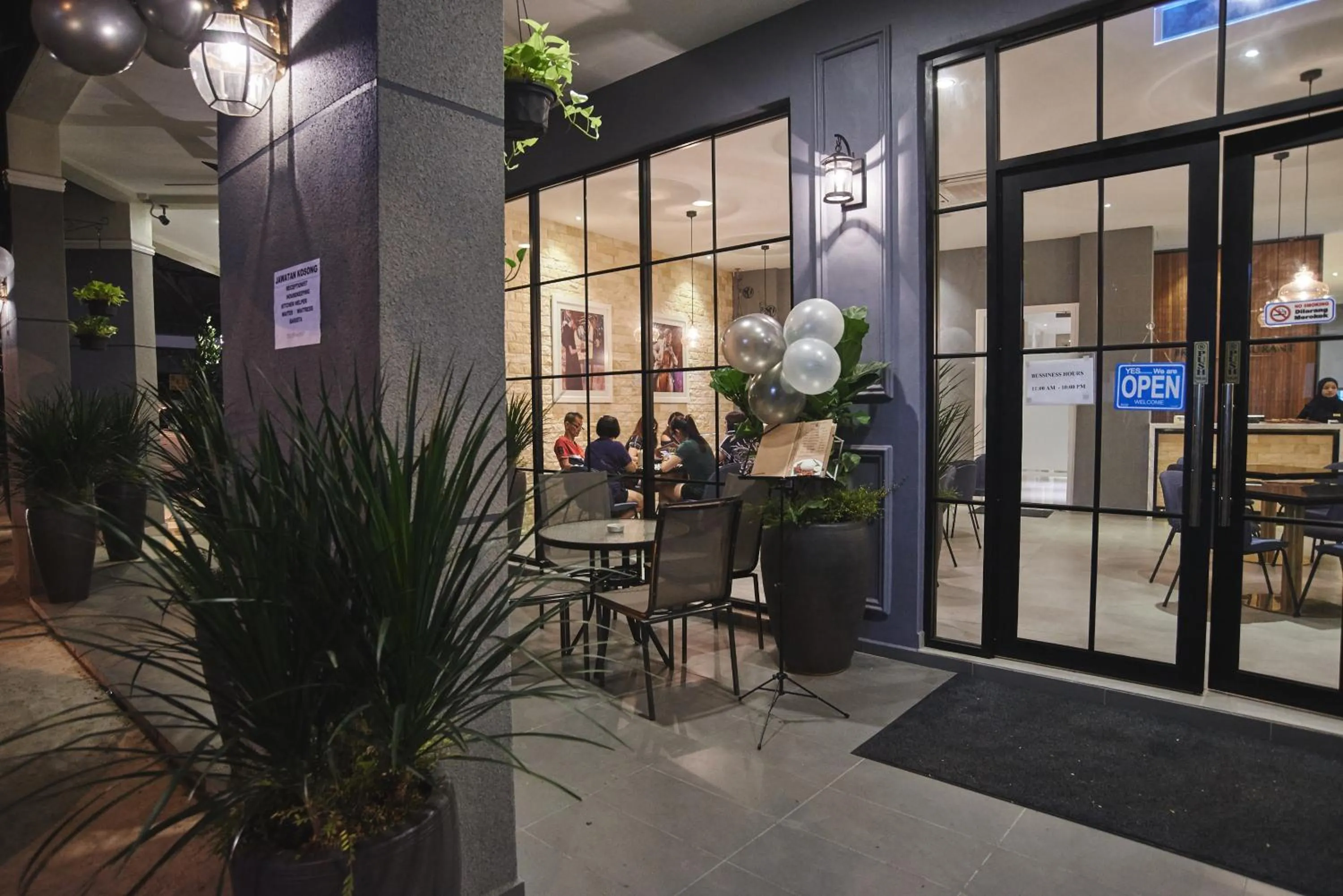 Restaurant/places to eat in Corsica Hotel