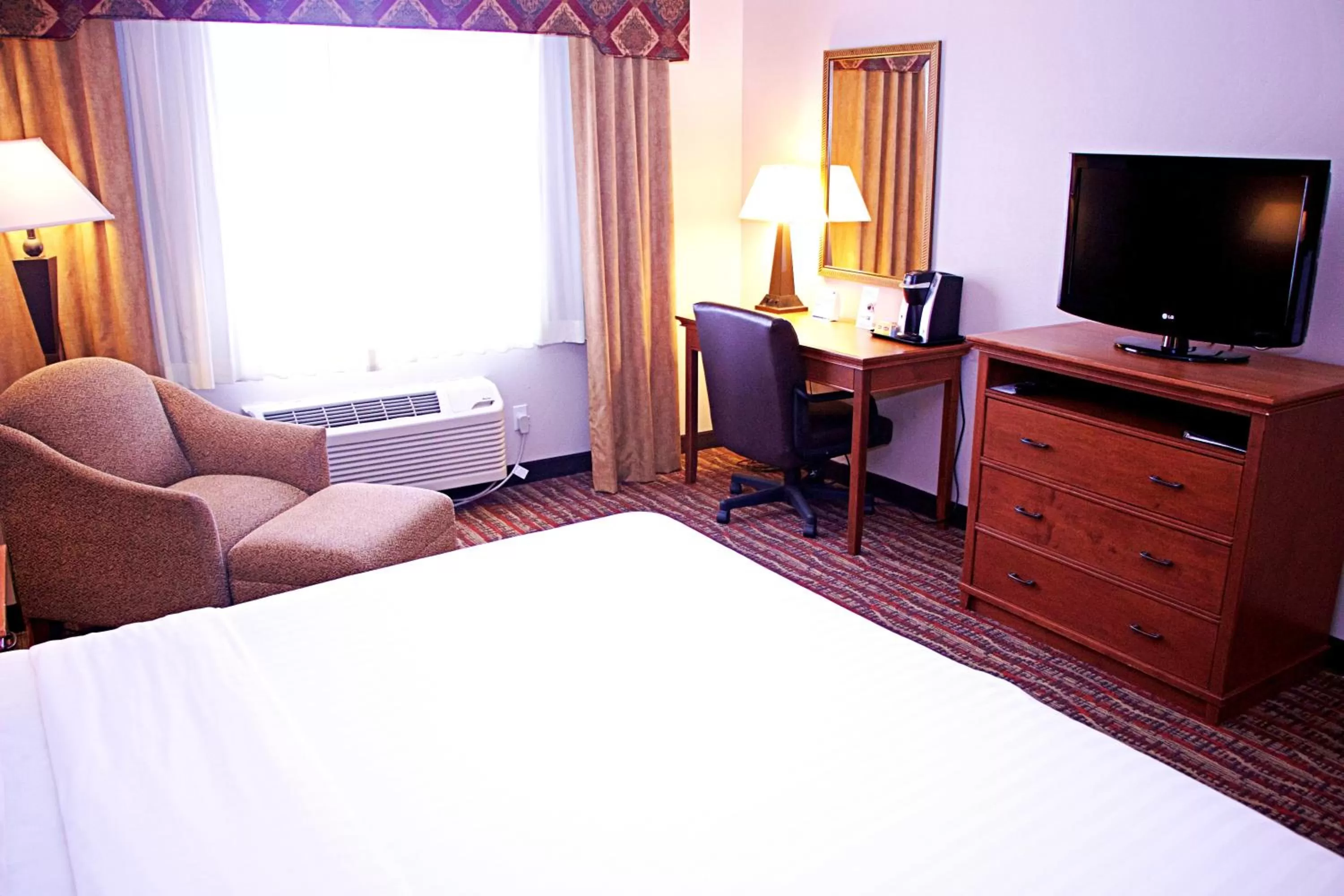 Photo of the whole room, Bed in Holiday Inn Express Hotel & Suites Pierre-Fort Pierre by IHG