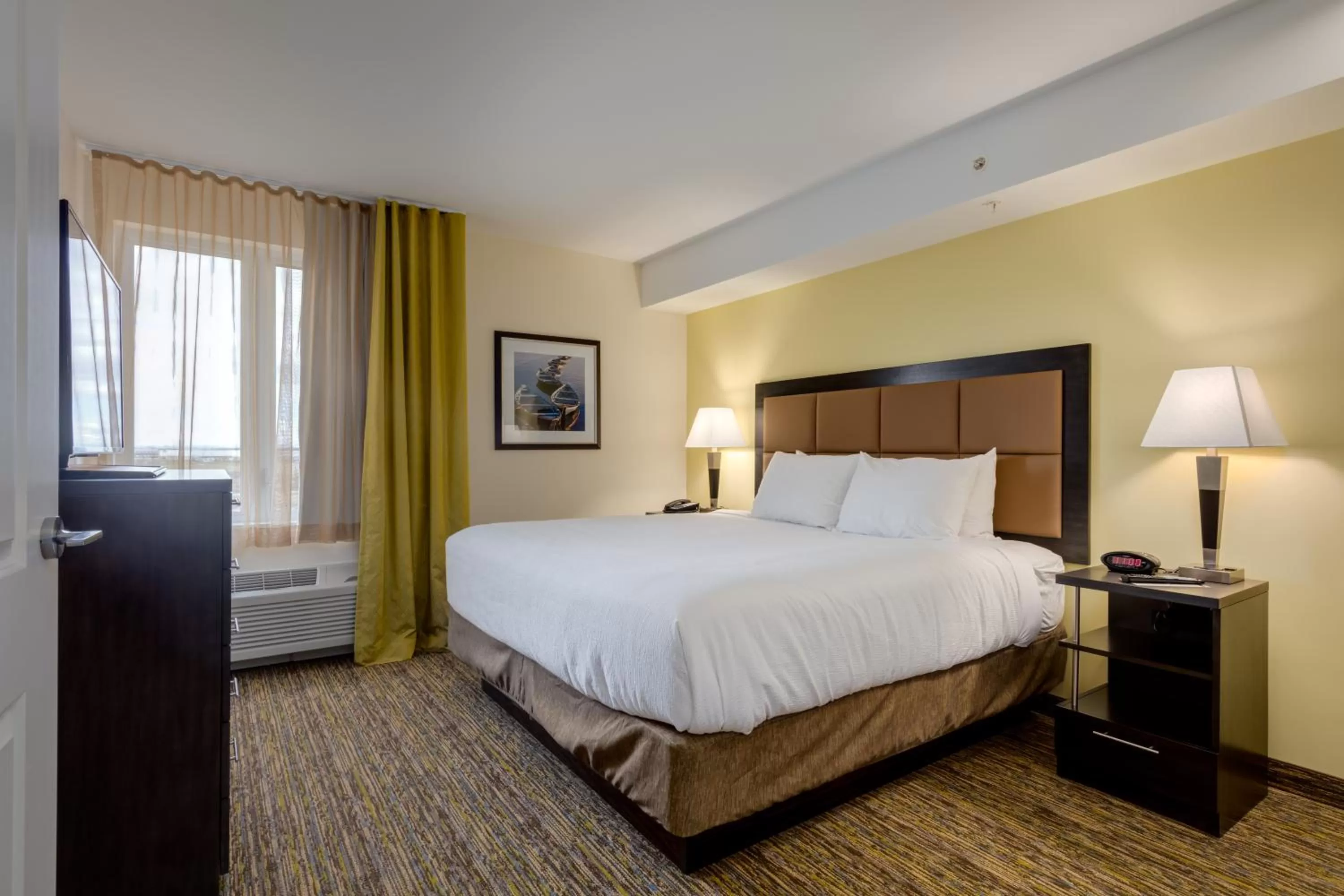 Bedroom, Bed in Park Inn by Radisson, Calgary Airport North, AB