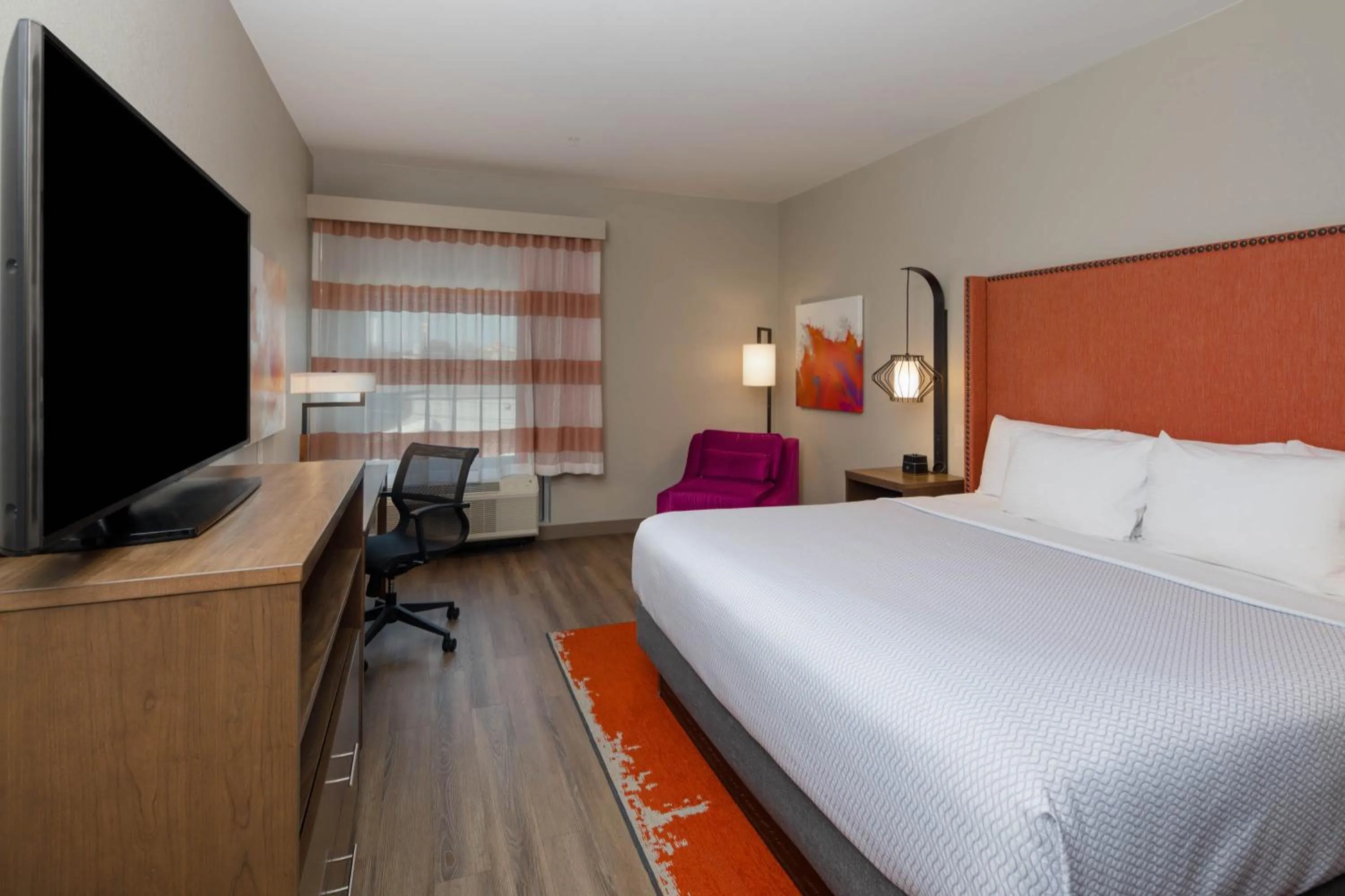 TV and multimedia in La Quinta Inn & Suites by Wyndham Perry