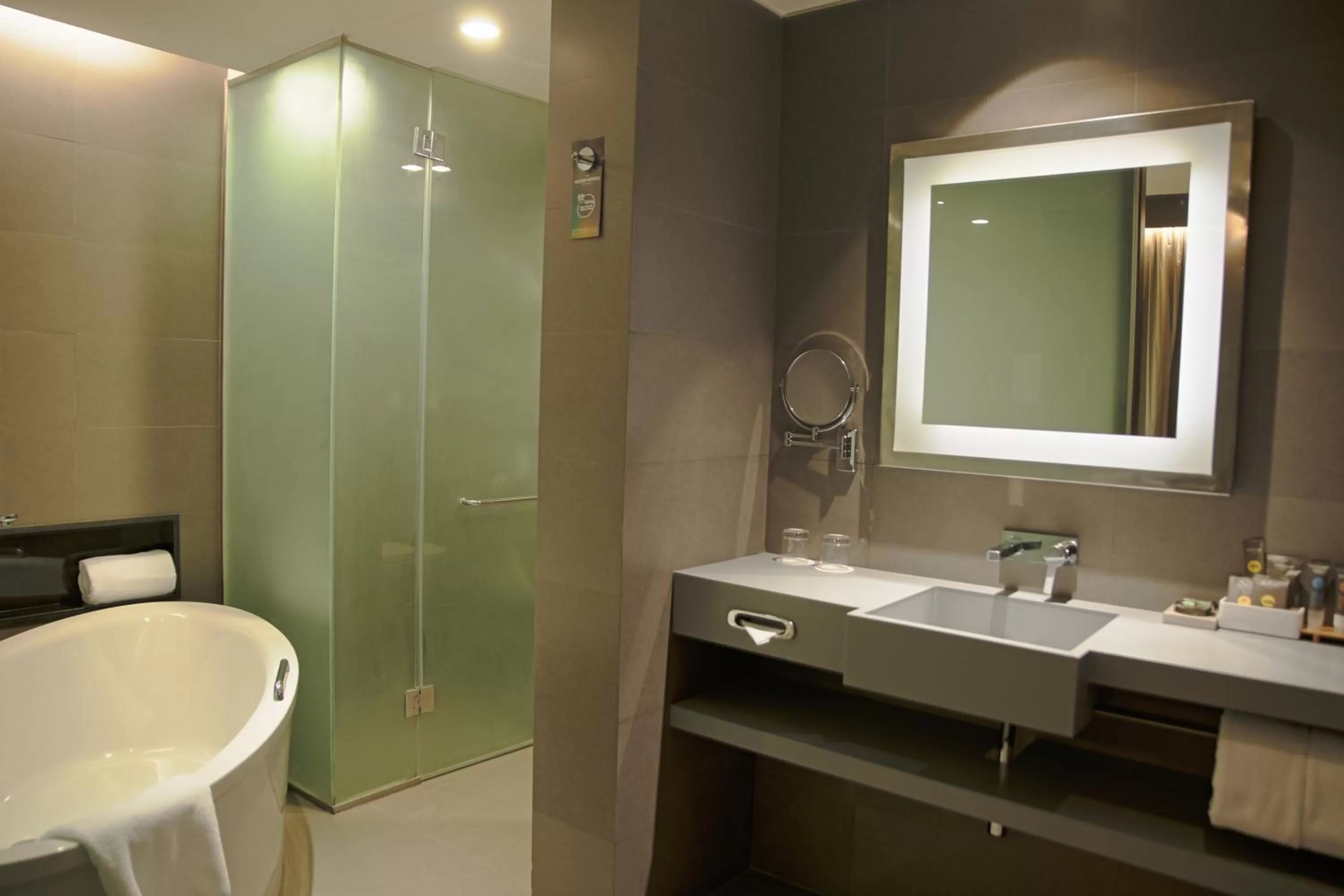 Shower in Novotel Kolkata Hotel and Residences