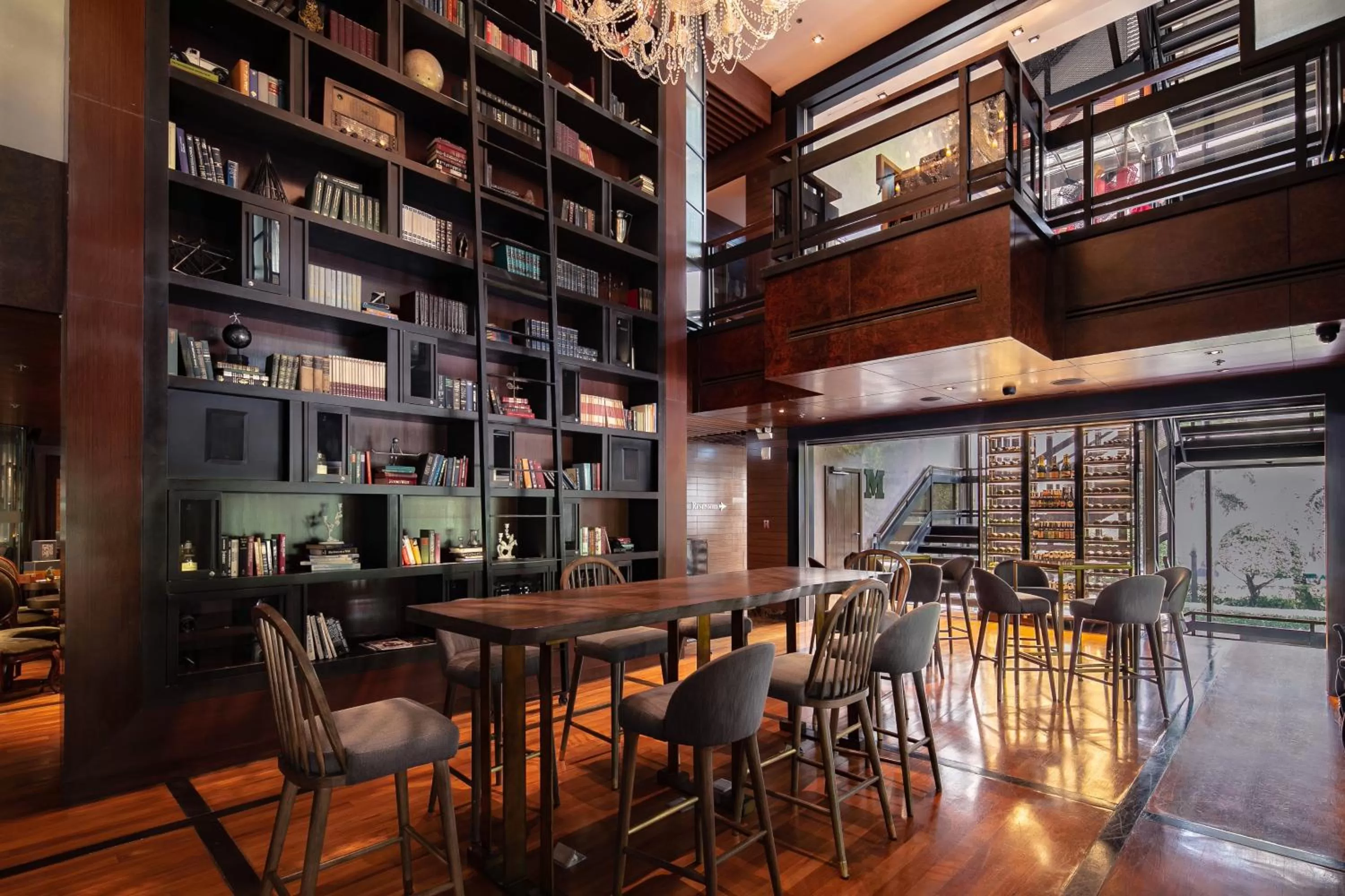 Lounge or bar in Hotel Indigo Bangkok Wireless Road by IHG