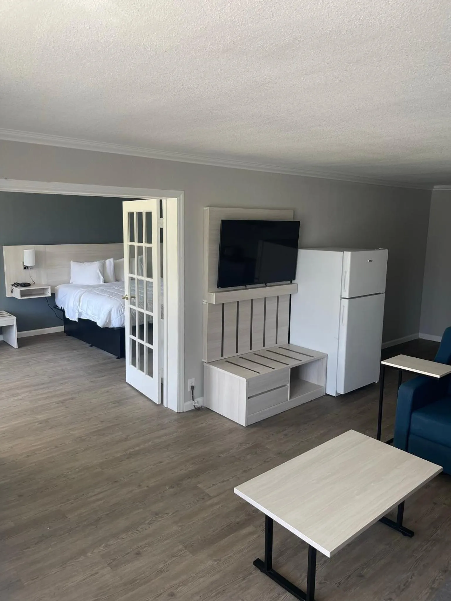 Communal lounge/ TV room, Bed in MainStay Suites Florence - Darlington