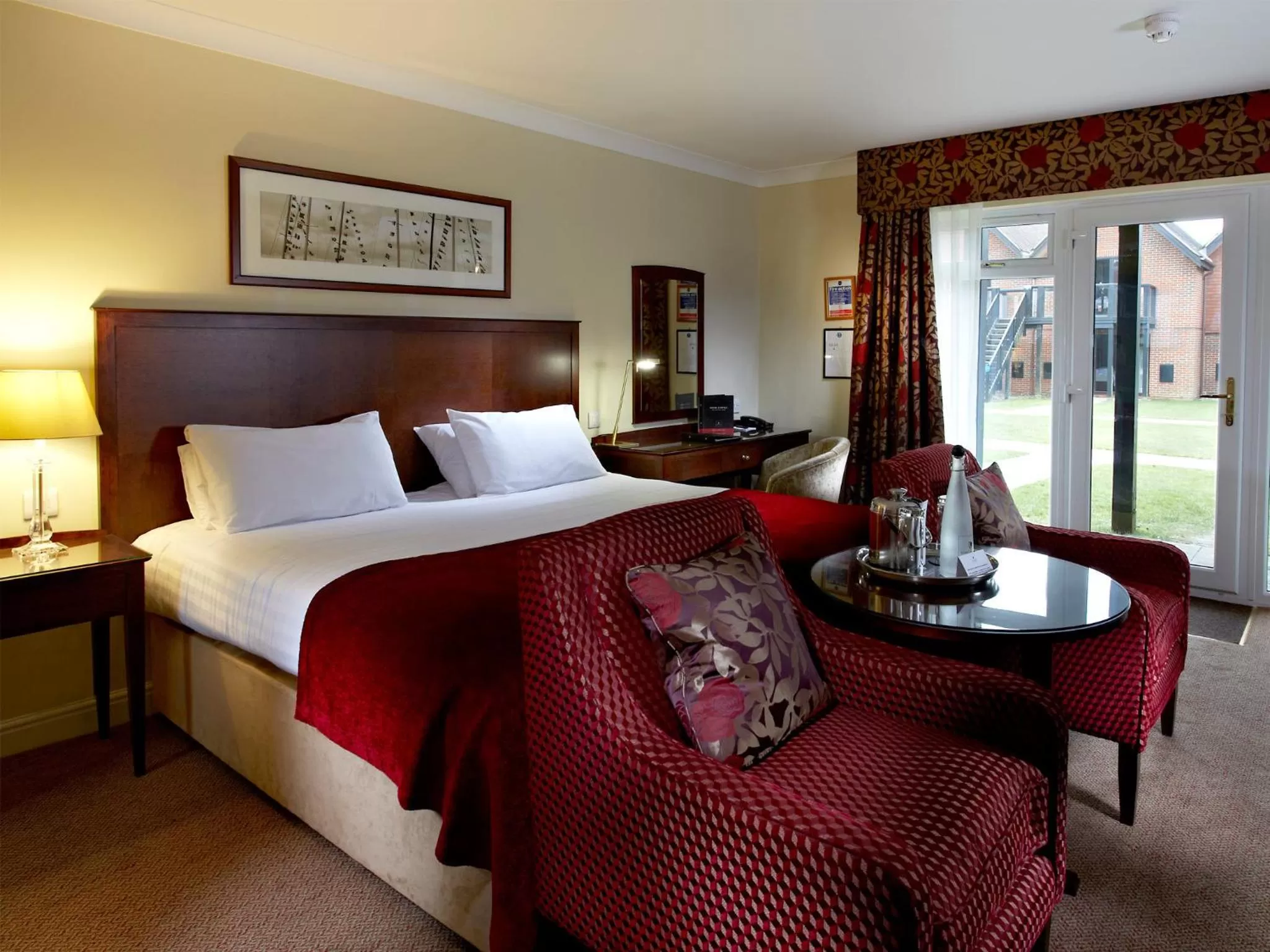 Deluxe King Room in Elmers Court Hotel