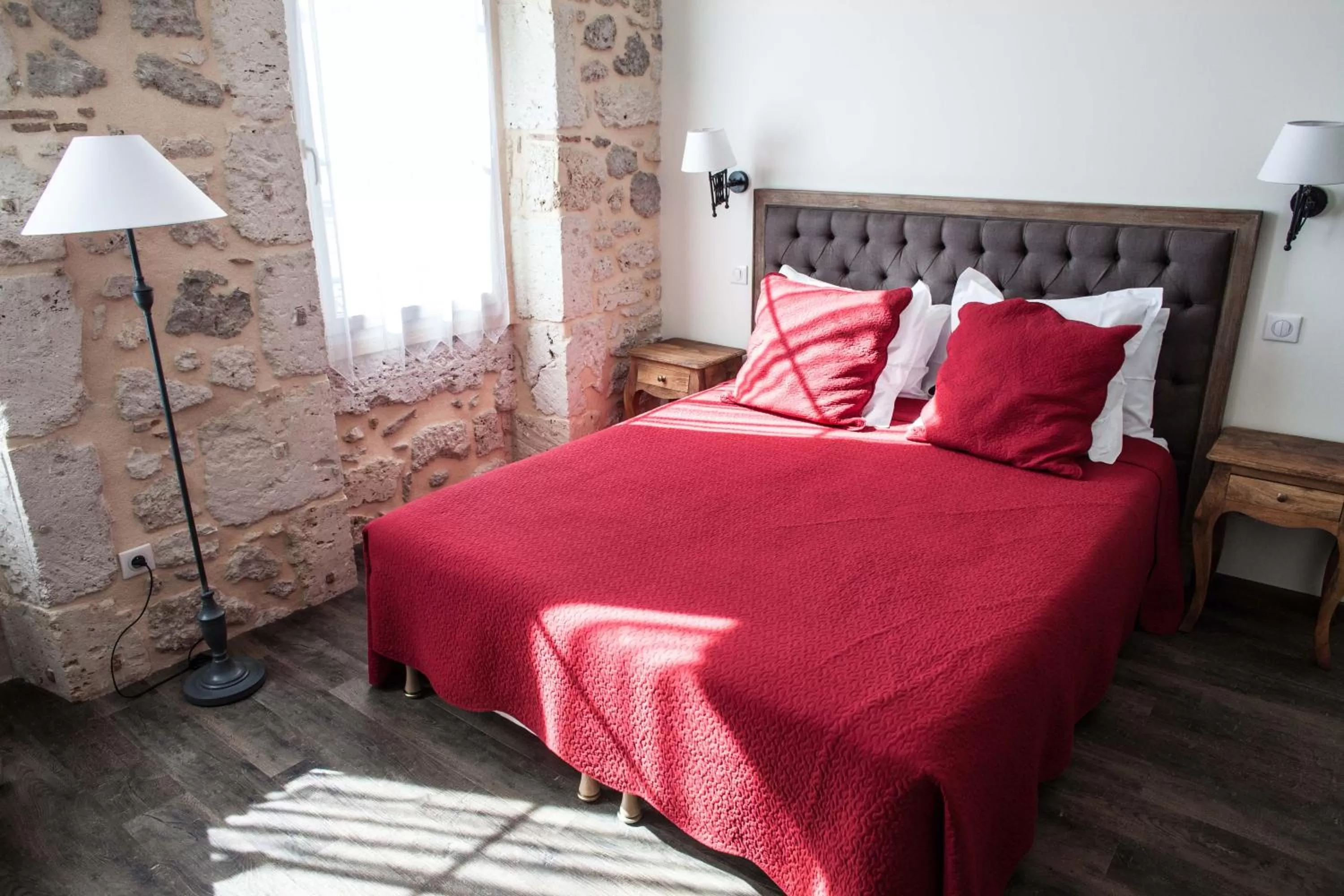 Photo of the whole room, Bed in Hôtel Henri IV