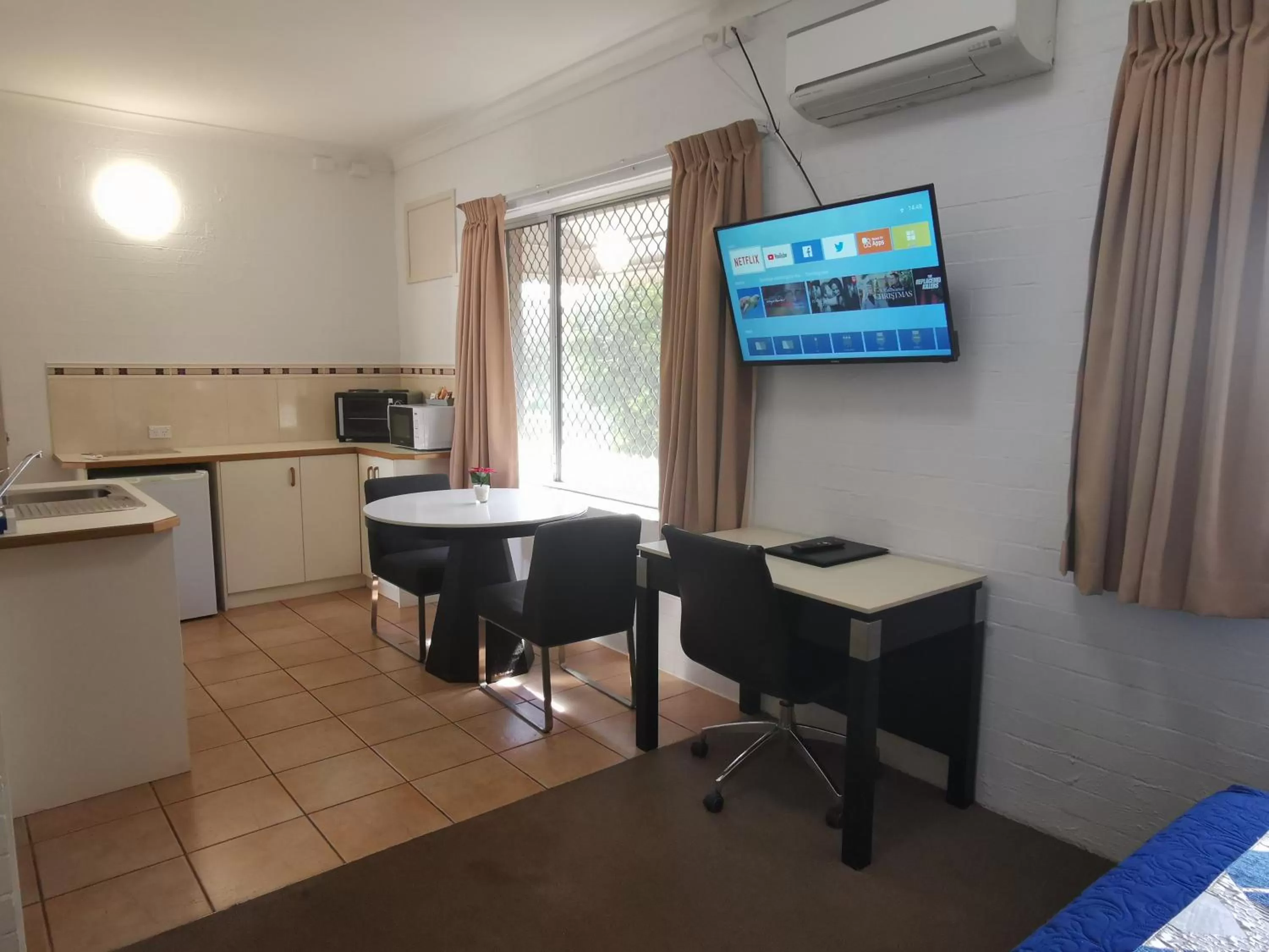 Kitchen or kitchenette in Leichhardt Motor Inn