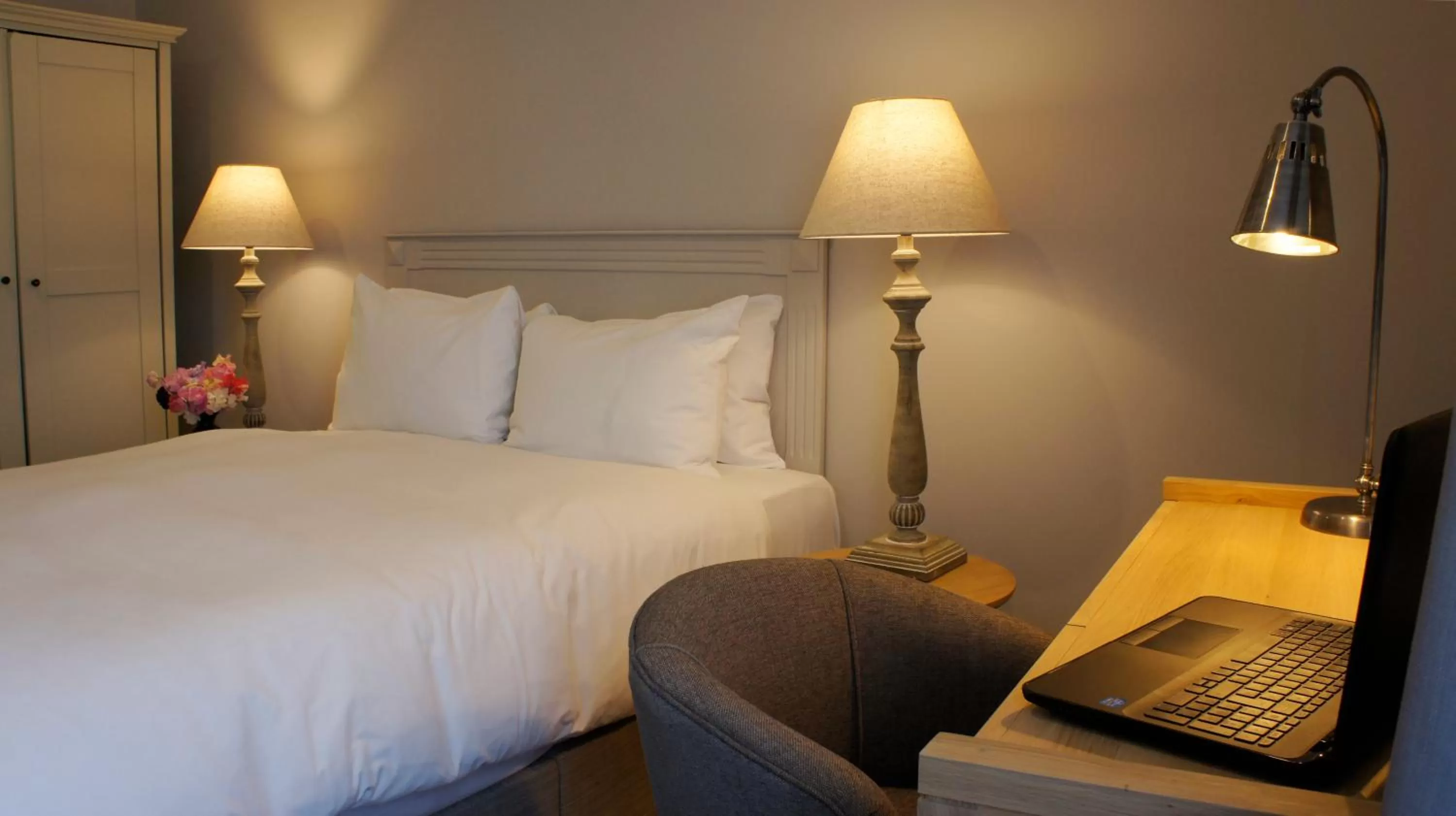 Bedroom, Bed in Abergavenny Hotel