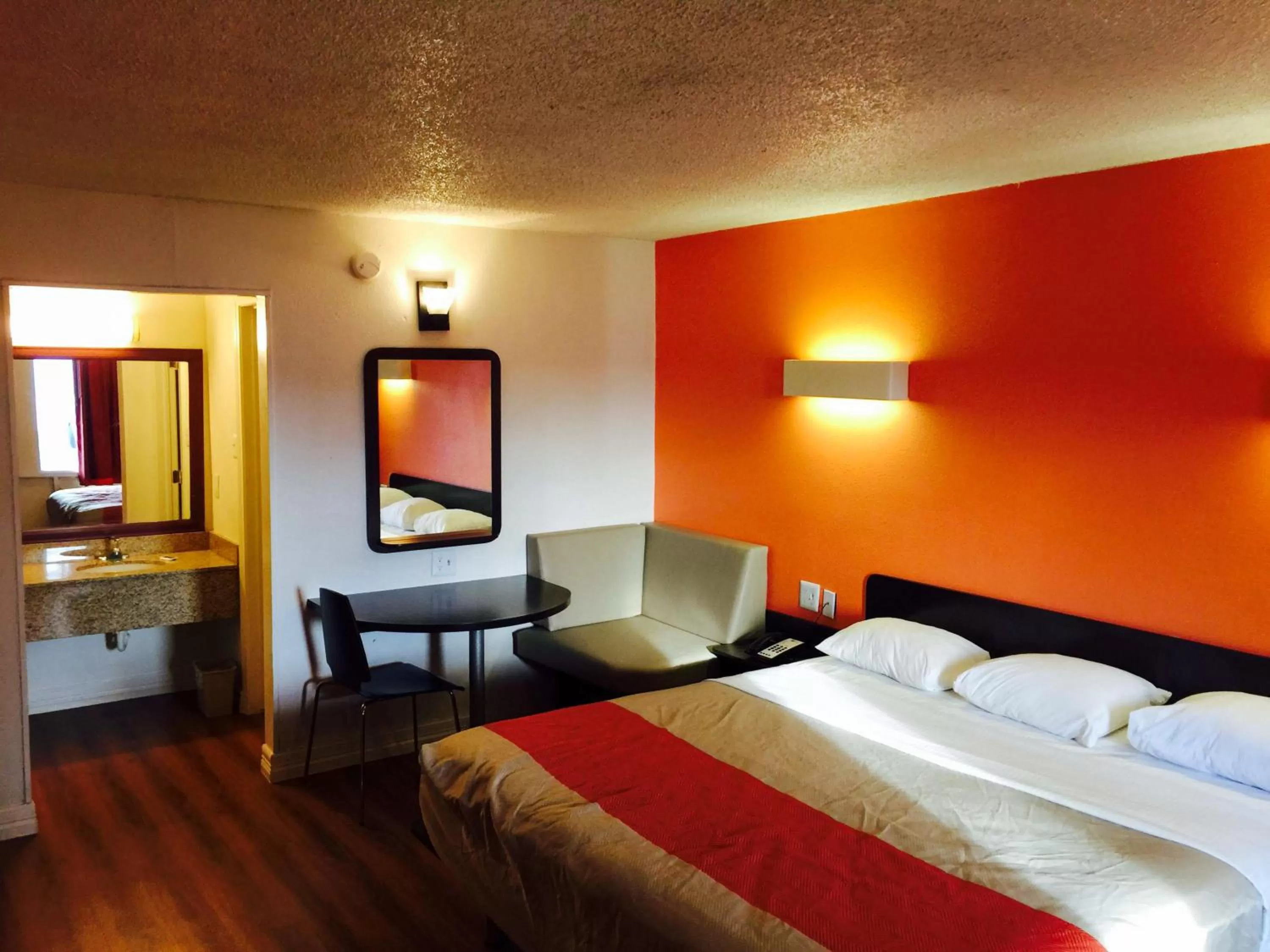 Photo of the whole room, Bed in Motel 6-Houston, TX - East