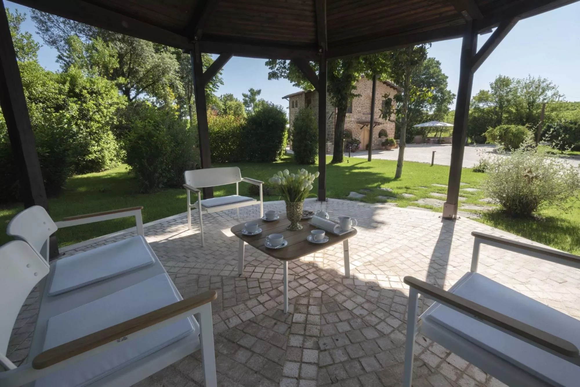 Patio in Antico Borgo Molino 7cento vicino ai Giardini di Ninfa