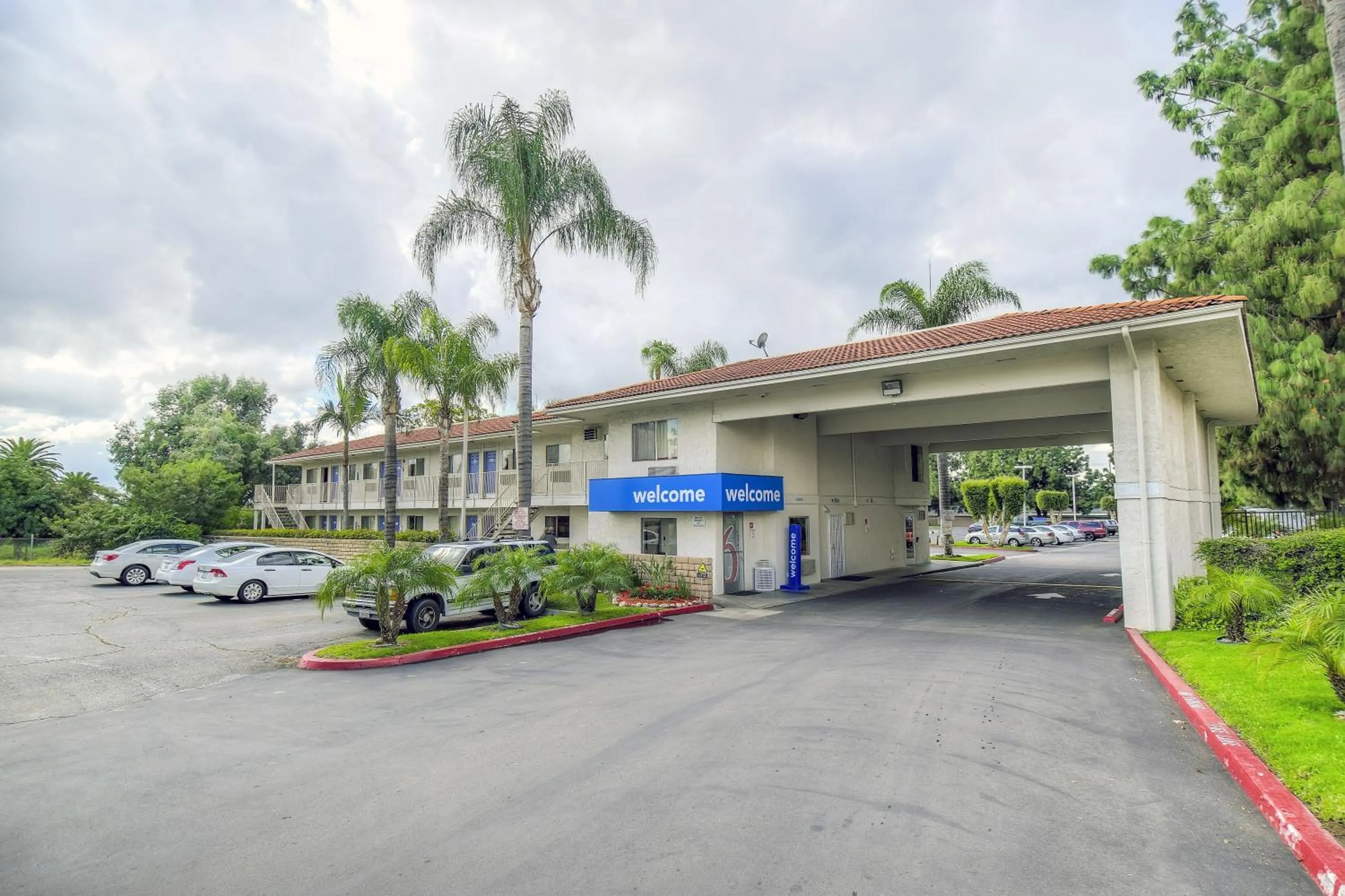 Facade/entrance in Motel 6-Chino, CA - Los Angeles Area