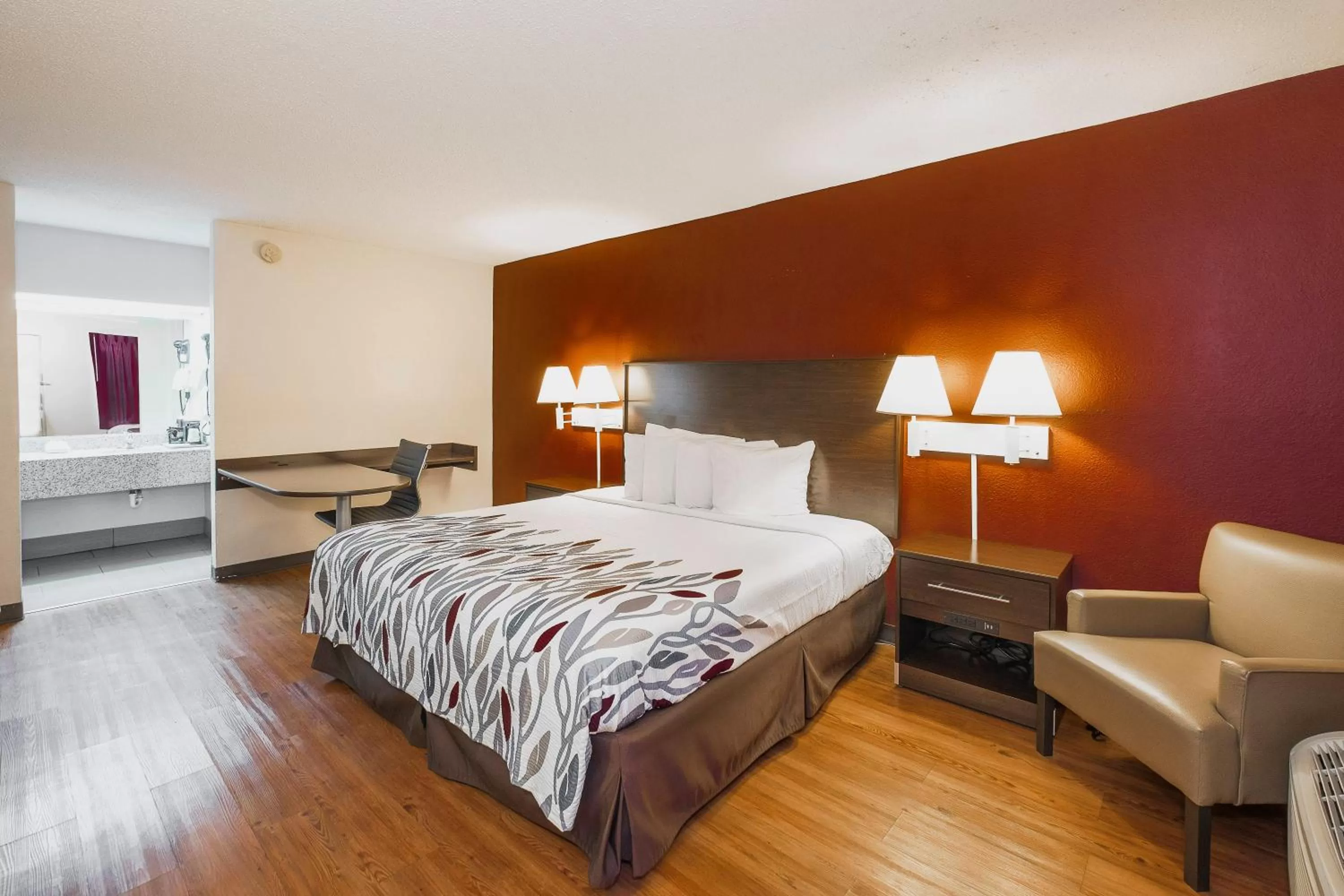 Photo of the whole room, Bed in Red Roof Inn Walterboro