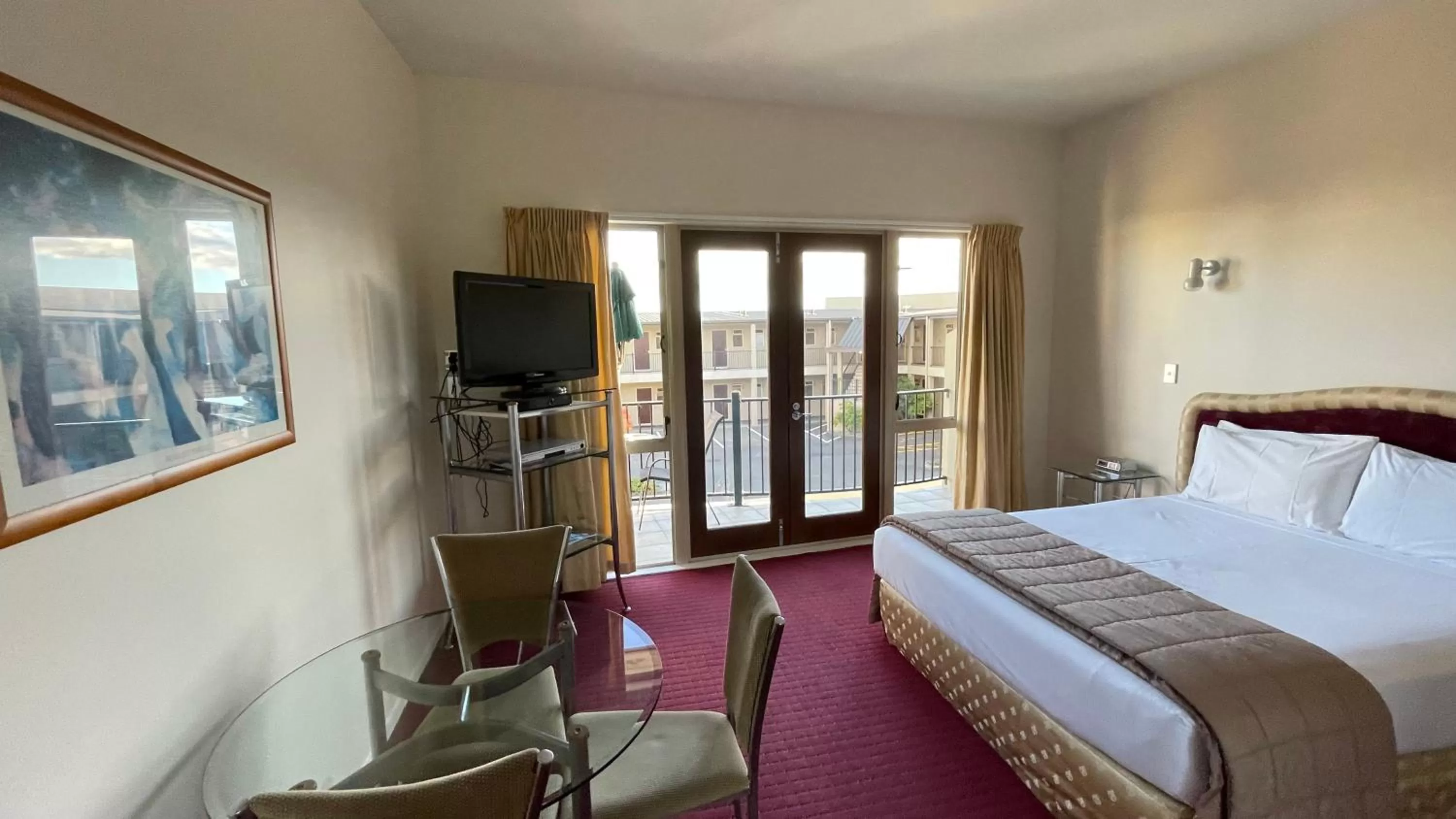 Photo of the whole room, Bed in Chantillys Motor Lodge