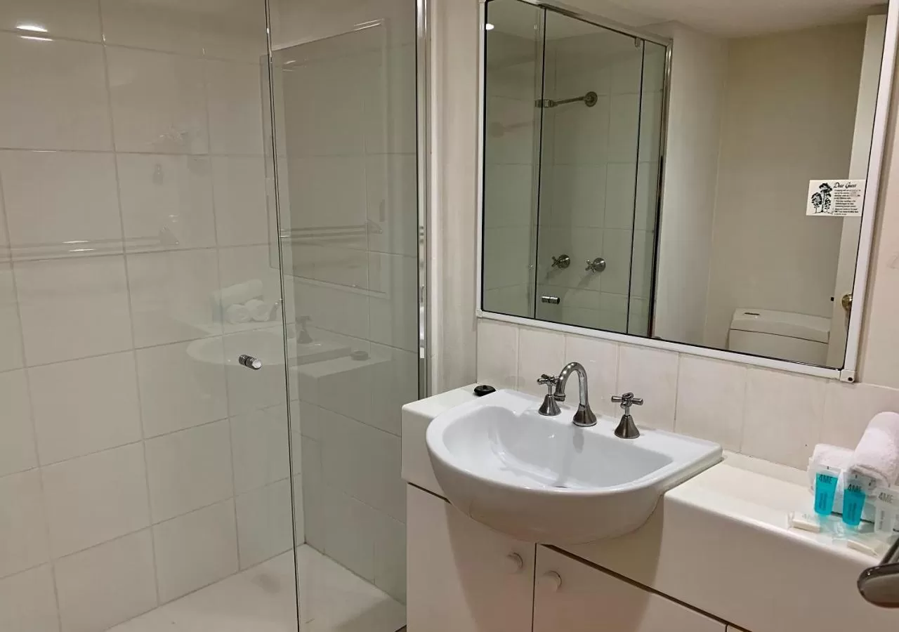 Shower in Outrigger Burleigh