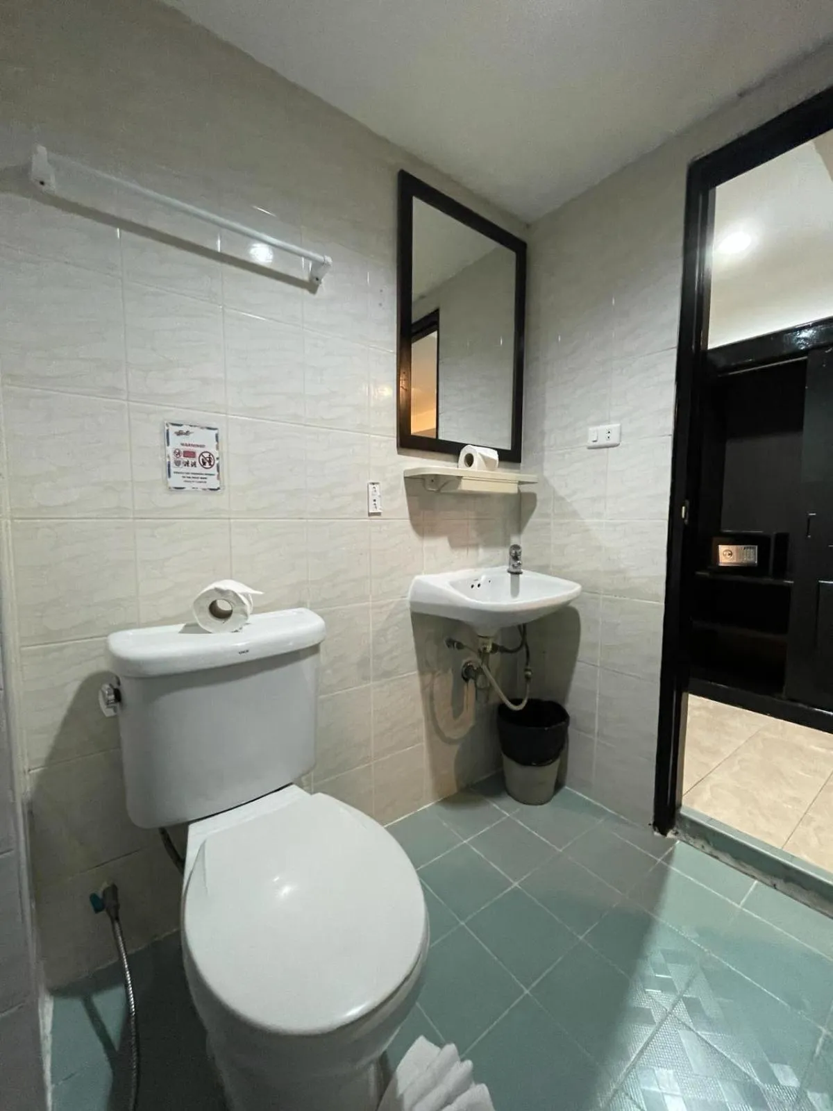 Toilet in BH Baan Paradise Hotel Patong