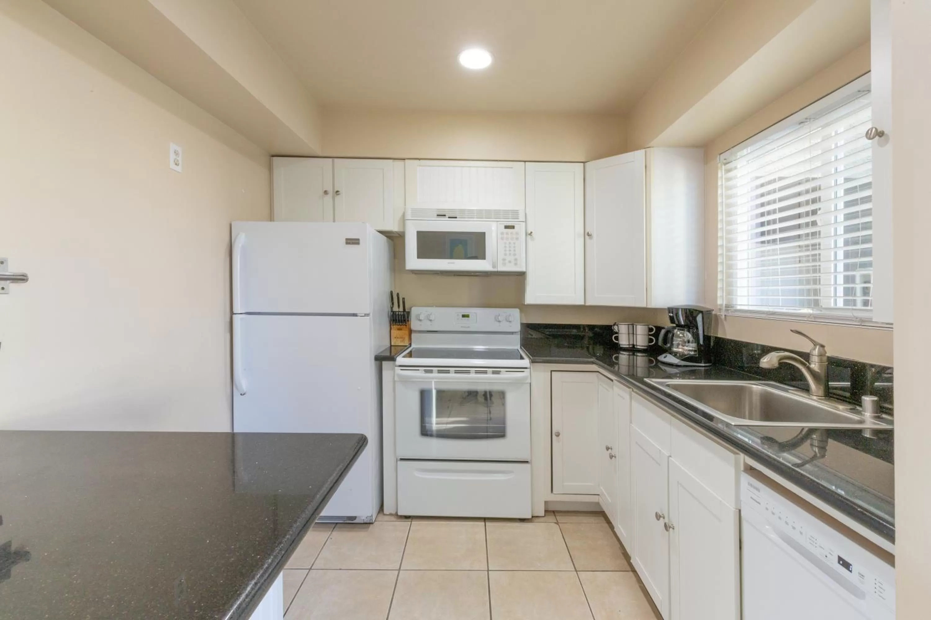 Coffee/tea facilities, Kitchen/Kitchenette in Beachwalk Villas