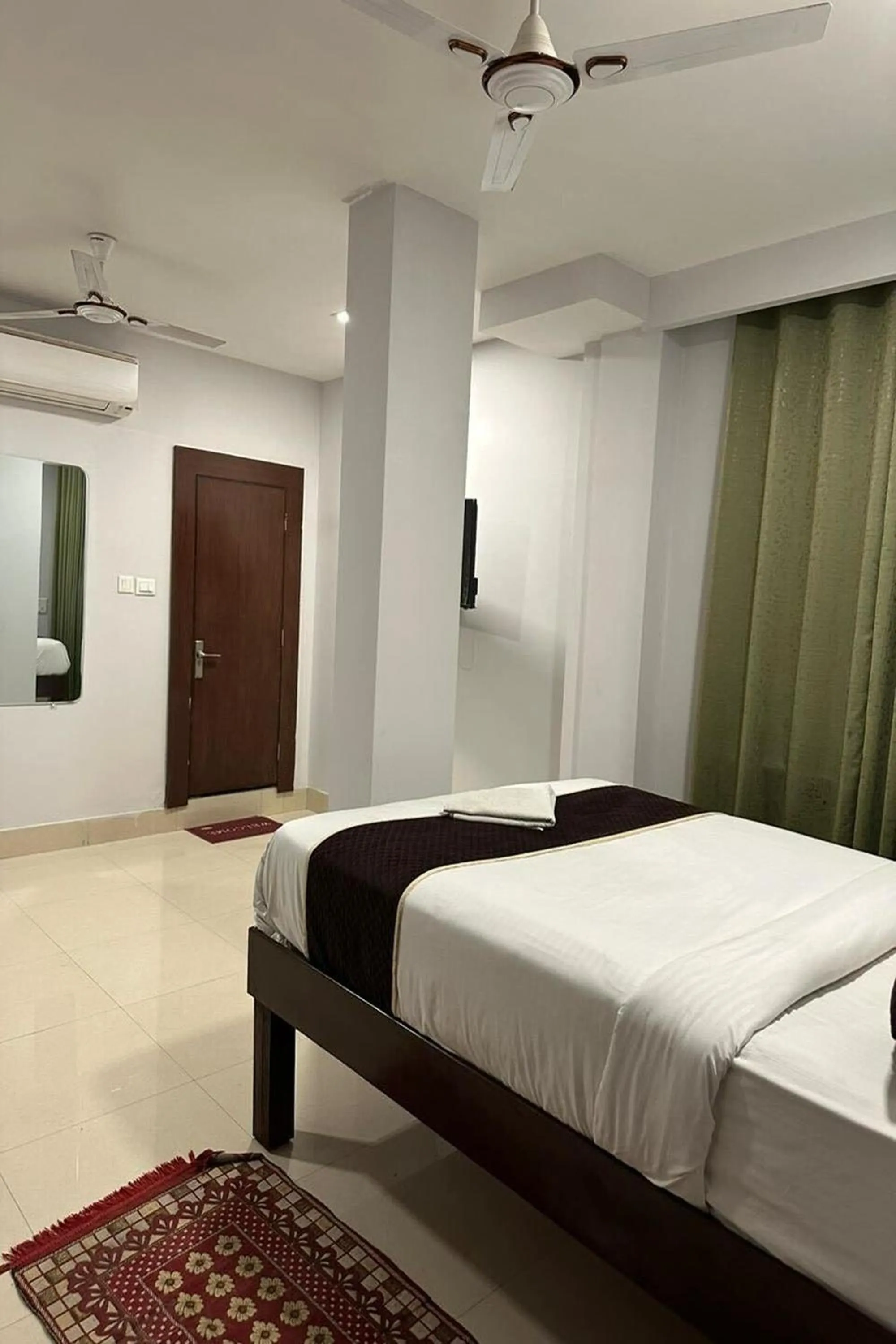 Bed in Hotel Amenda International