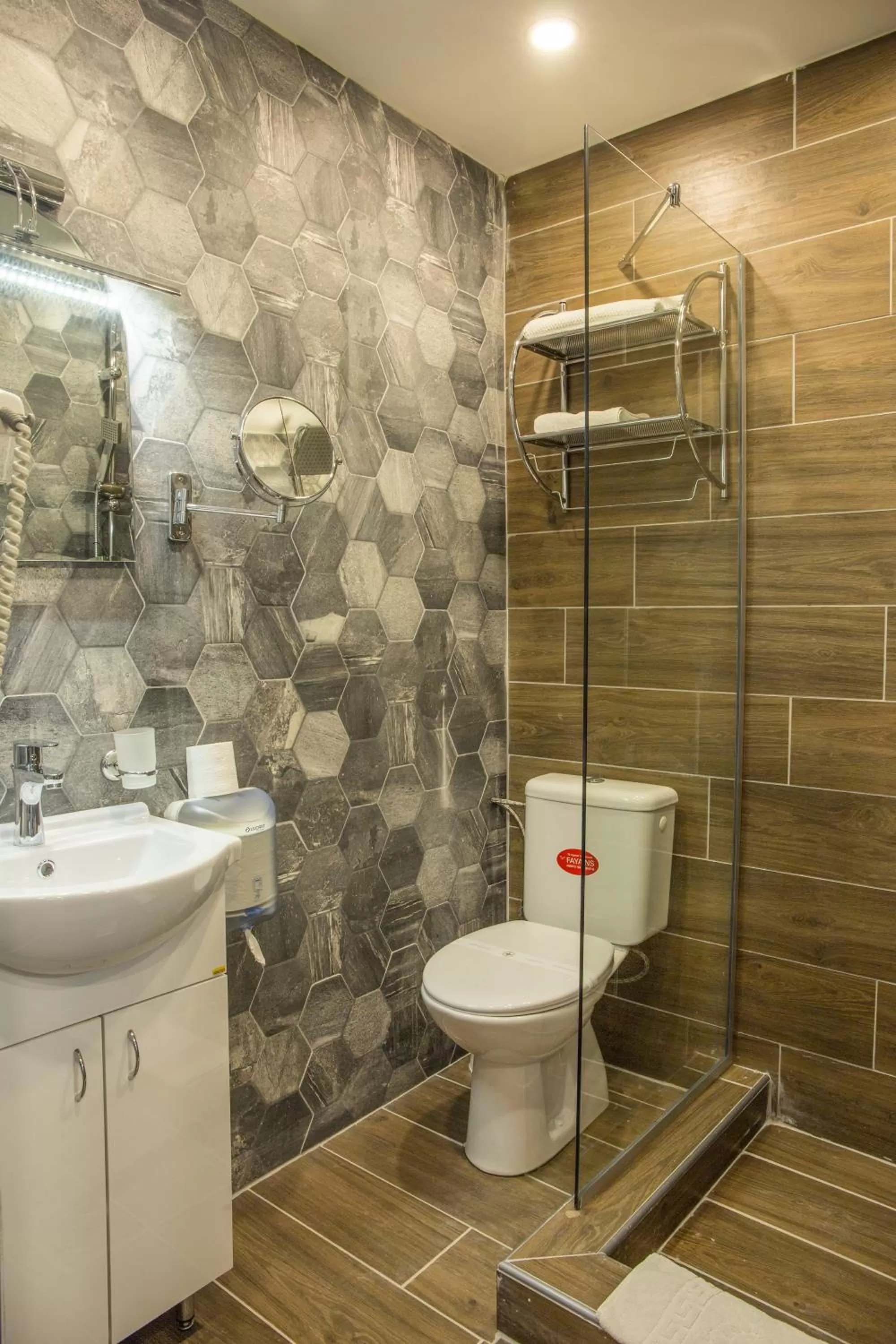 Shower in Hotel Super 8