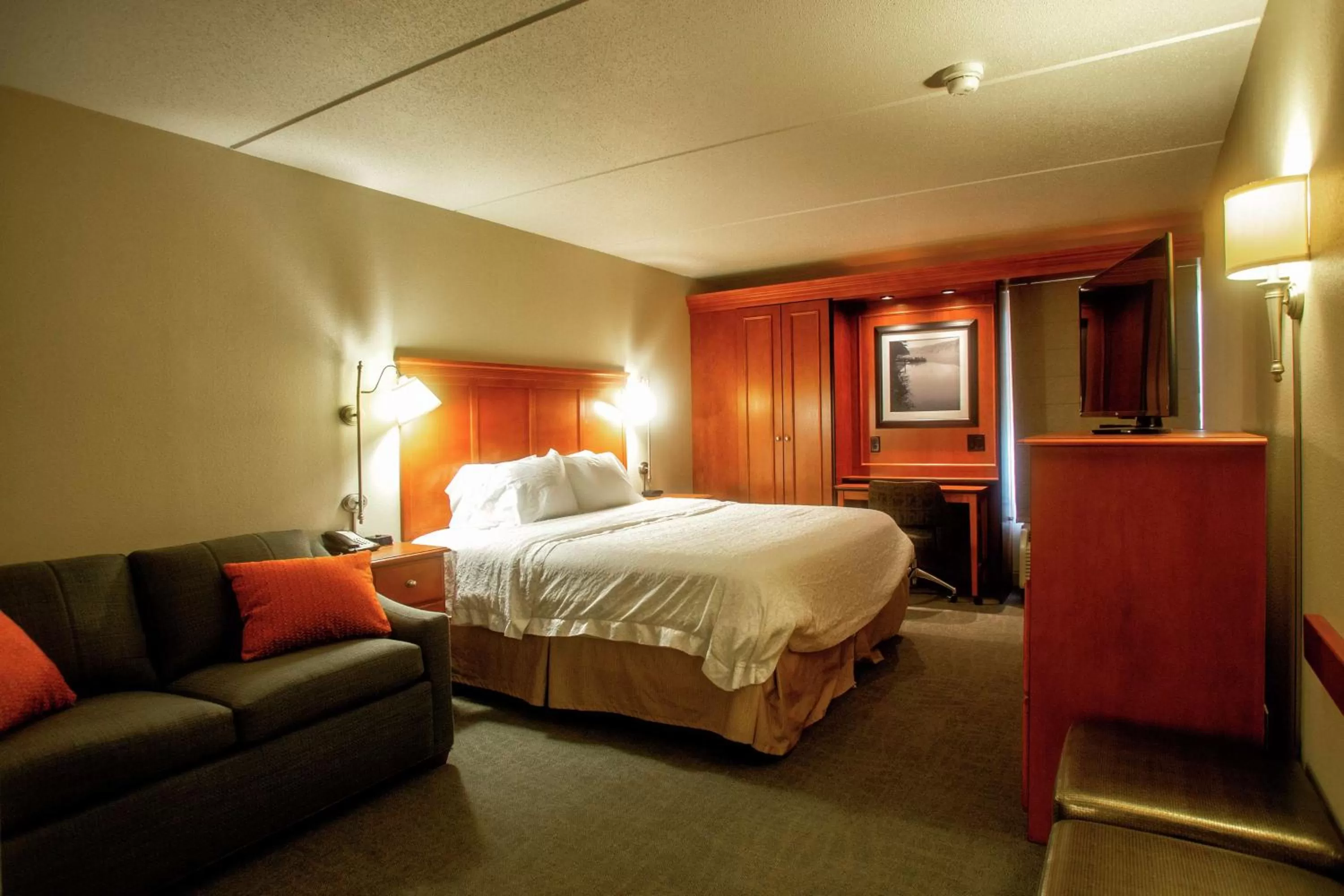 Bed in Hampton Inn Wheeling