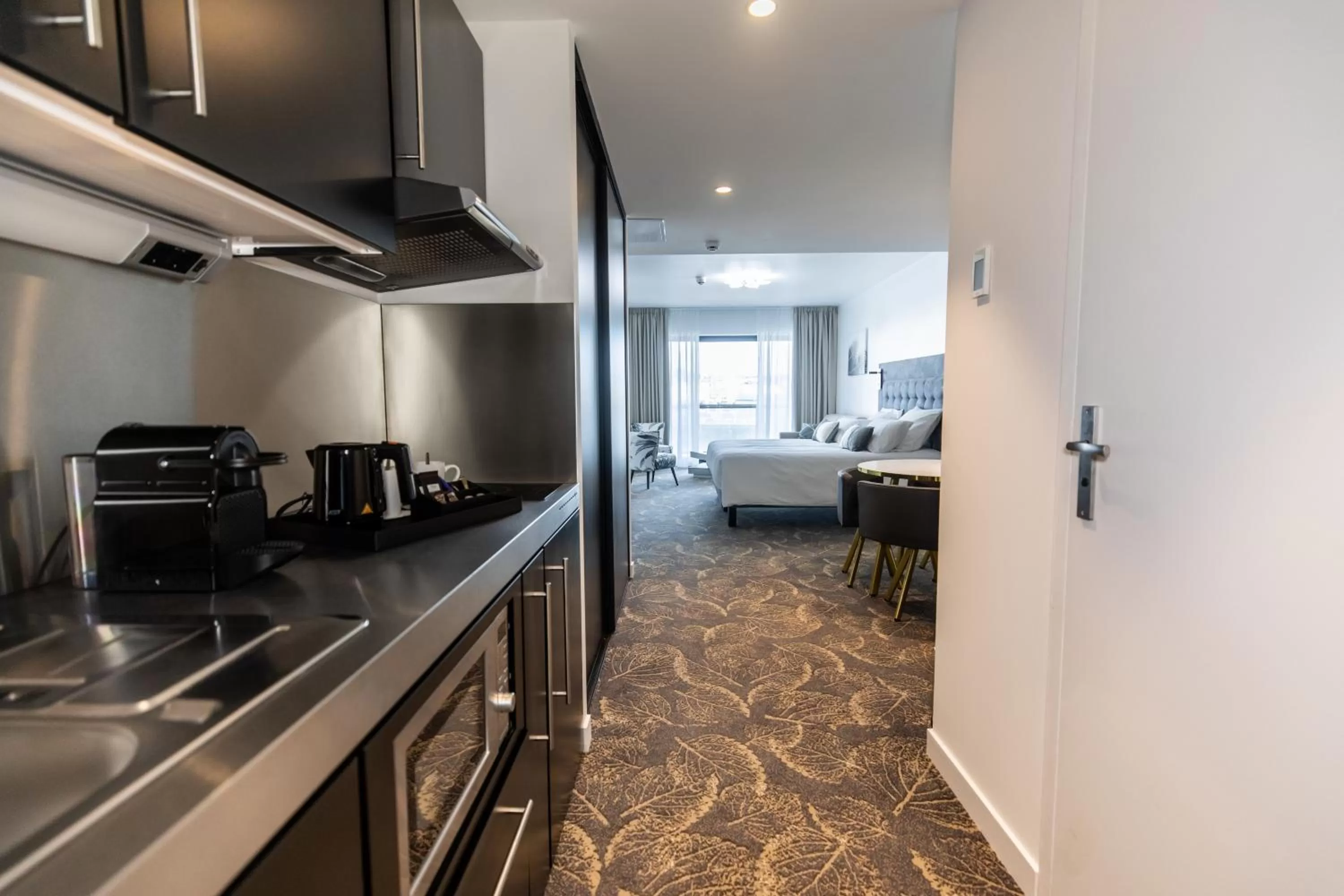 Kitchen or kitchenette in Le Barracuda & Spa, Centre Port, pieds dans l'eau, vue mer