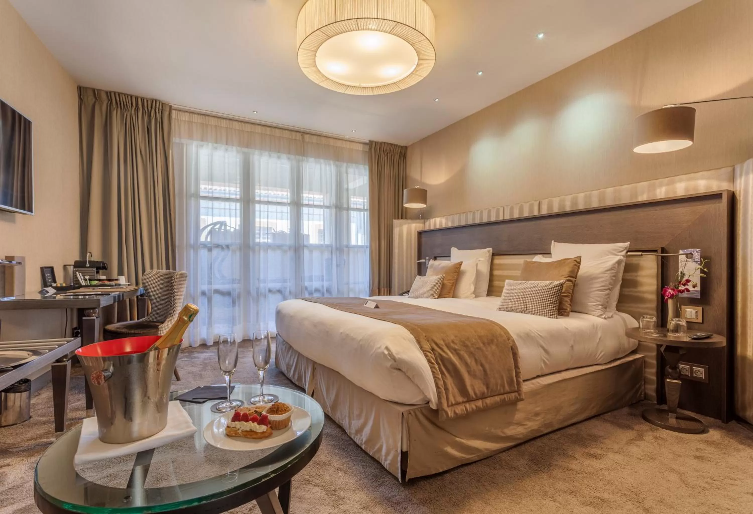 Photo of the whole room, Bed in La Cour des Consuls Hotel & Spa Toulouse - MGallery Collection