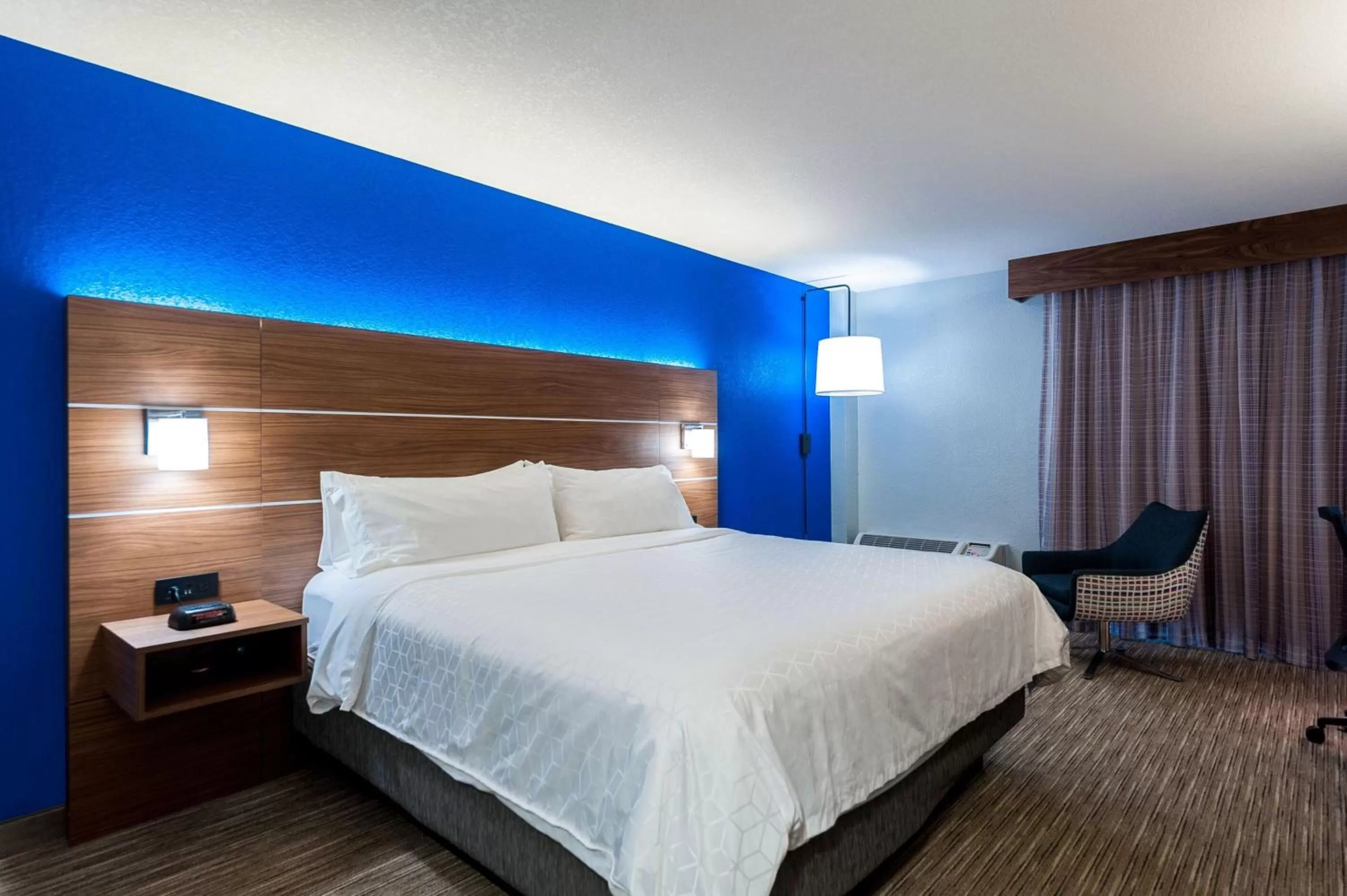 Photo of the whole room, Bed in Holiday Inn Express Cape Coral-Fort Myers Area by IHG