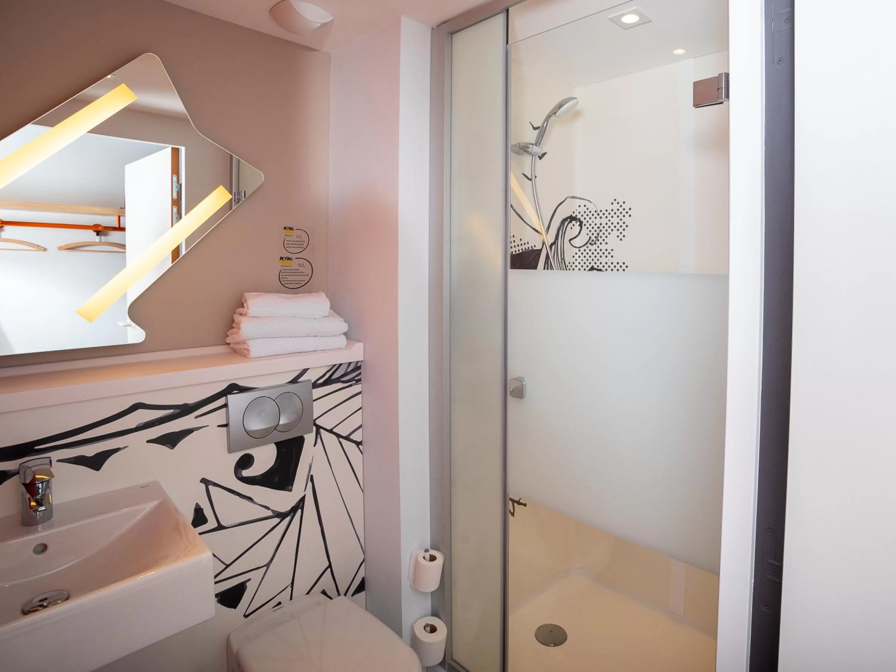 Bathroom in ibis Budget Cognac